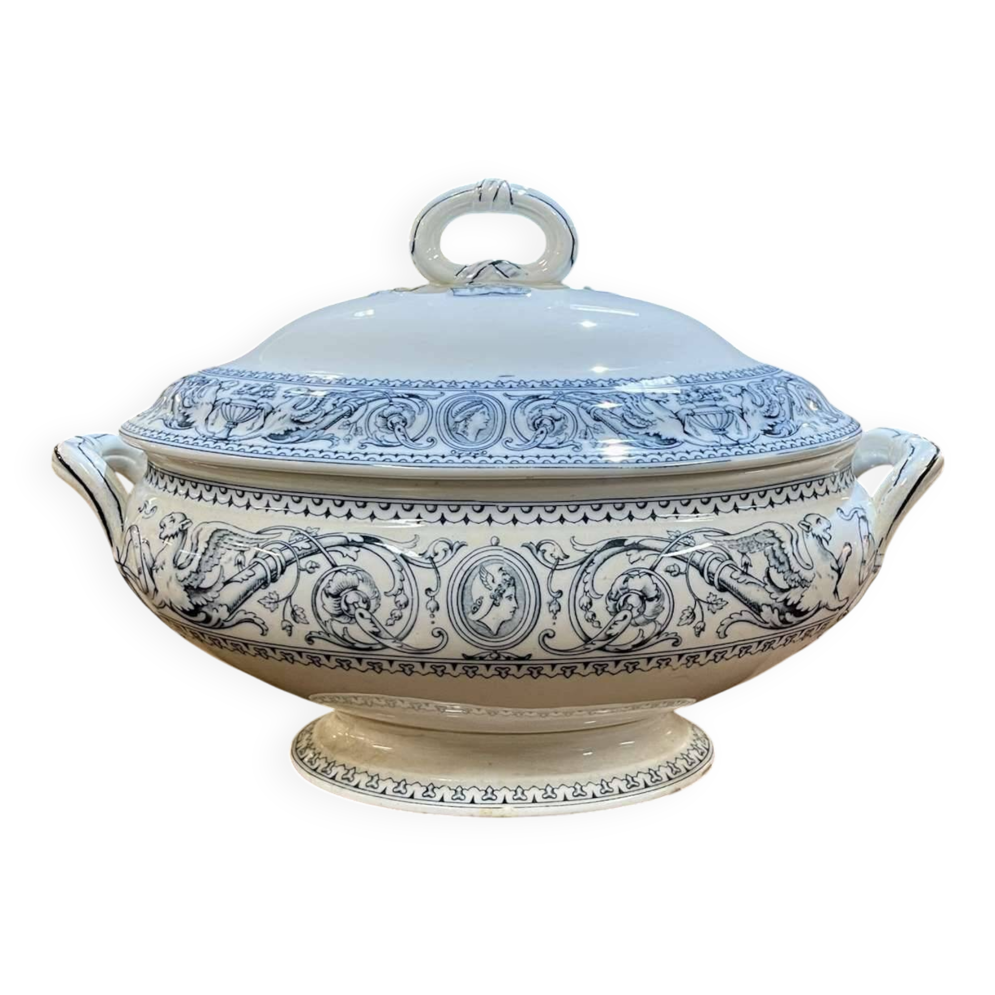 Important English Minton porcelain soup tureen, Florentine pattern