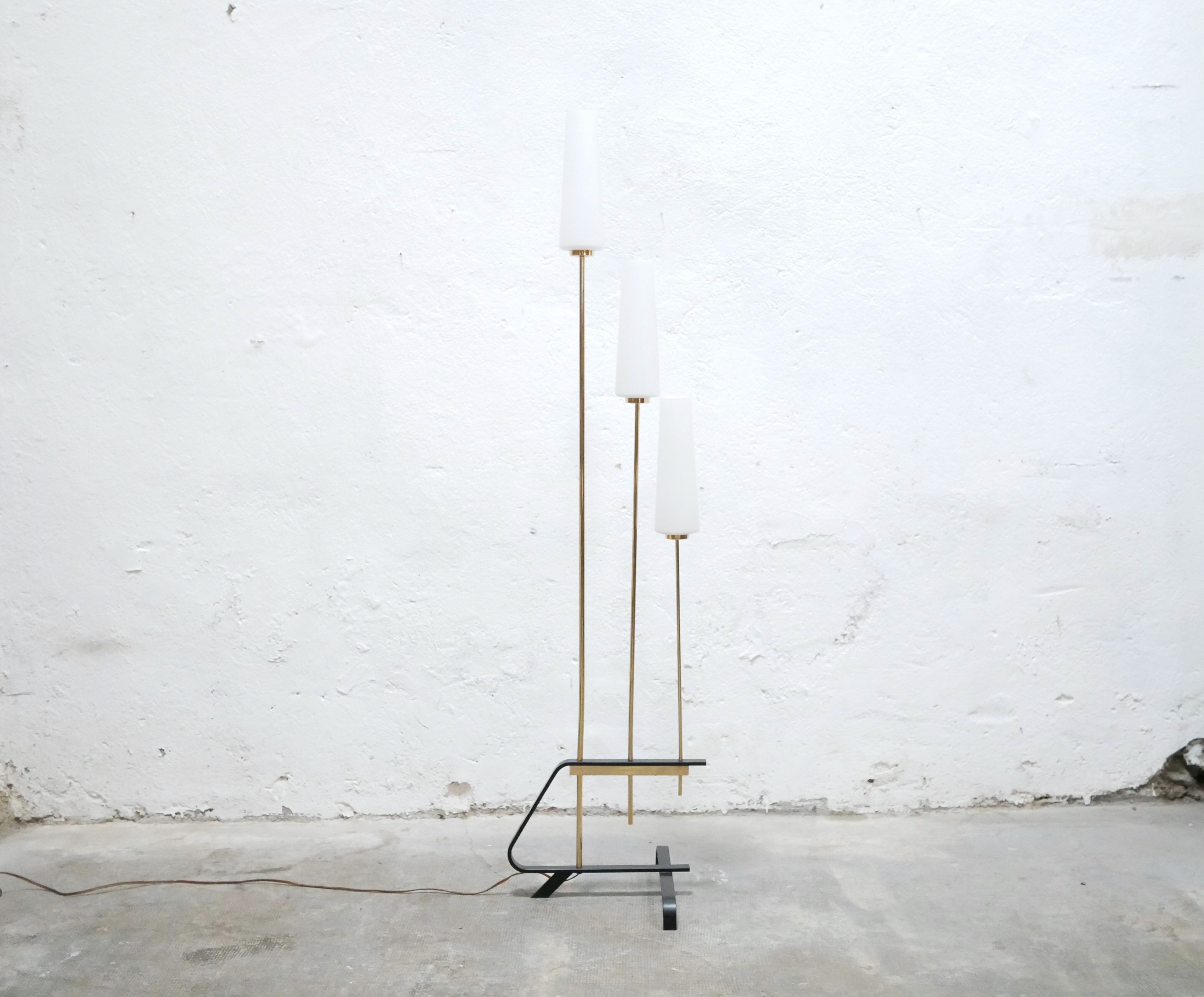 Vintage floor lamp in black metal, brass and opaline