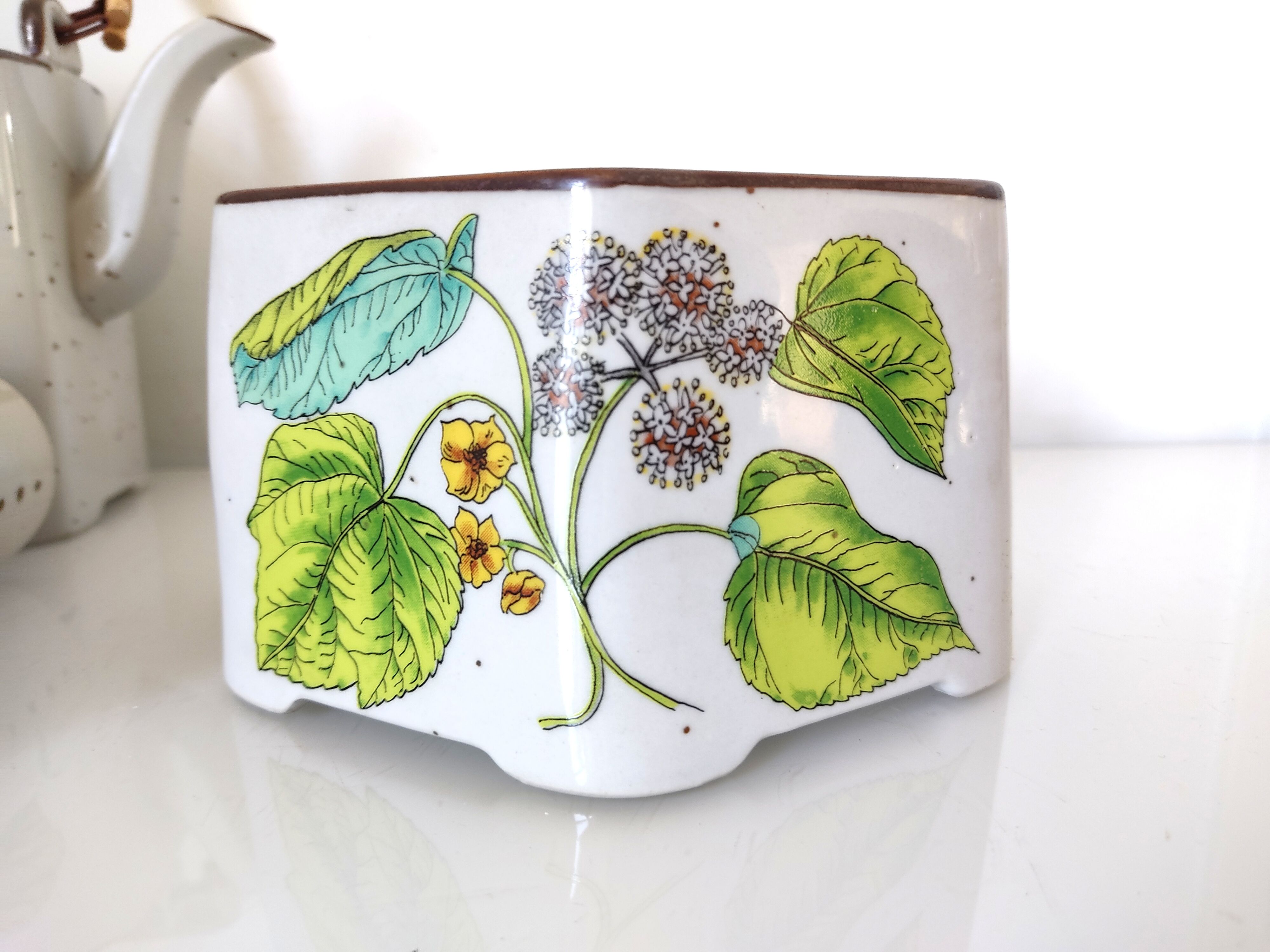 Teapot, stove and 6 cups