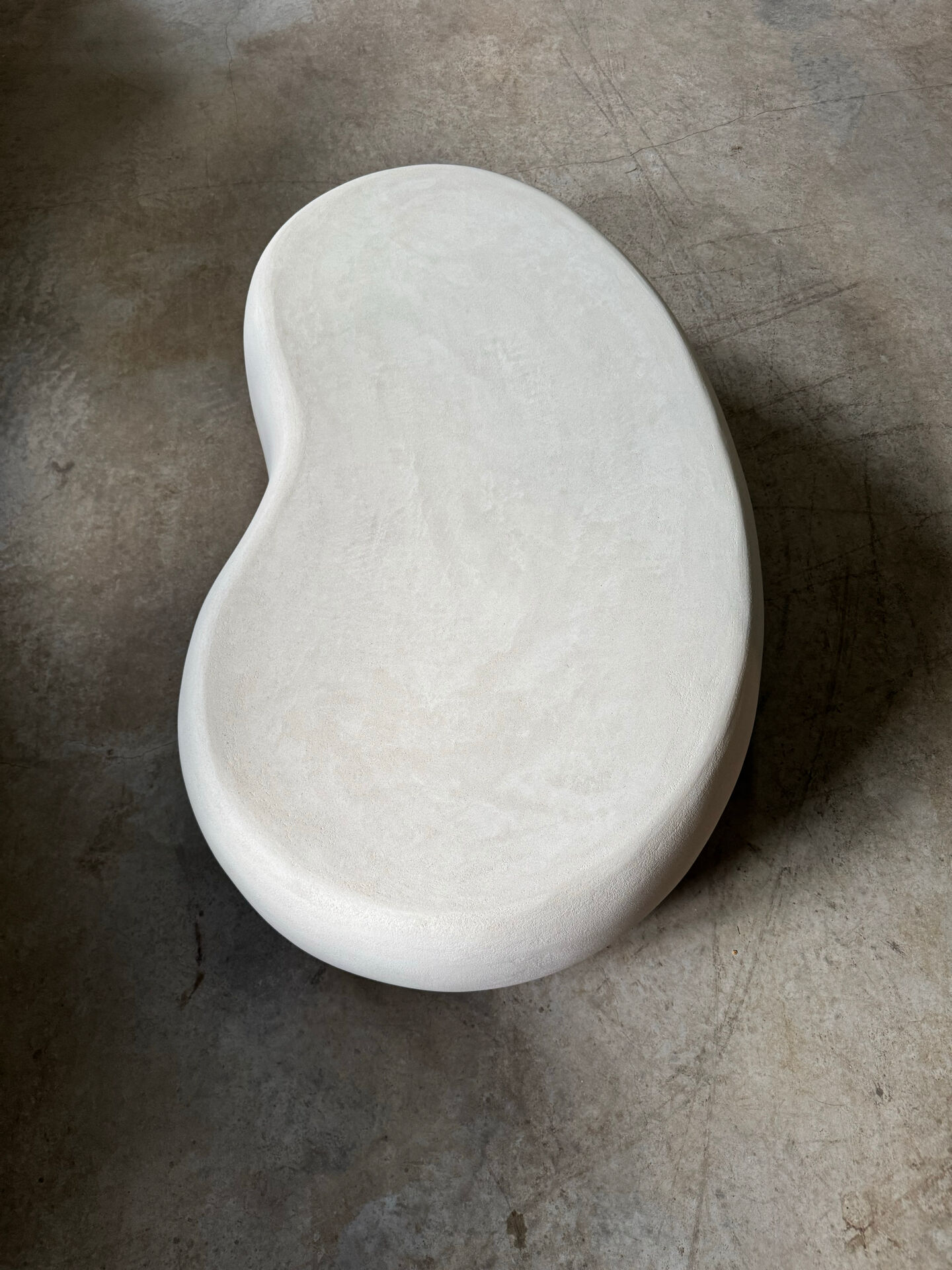 Table basse en béton ciré, micro-ciment forme haricot