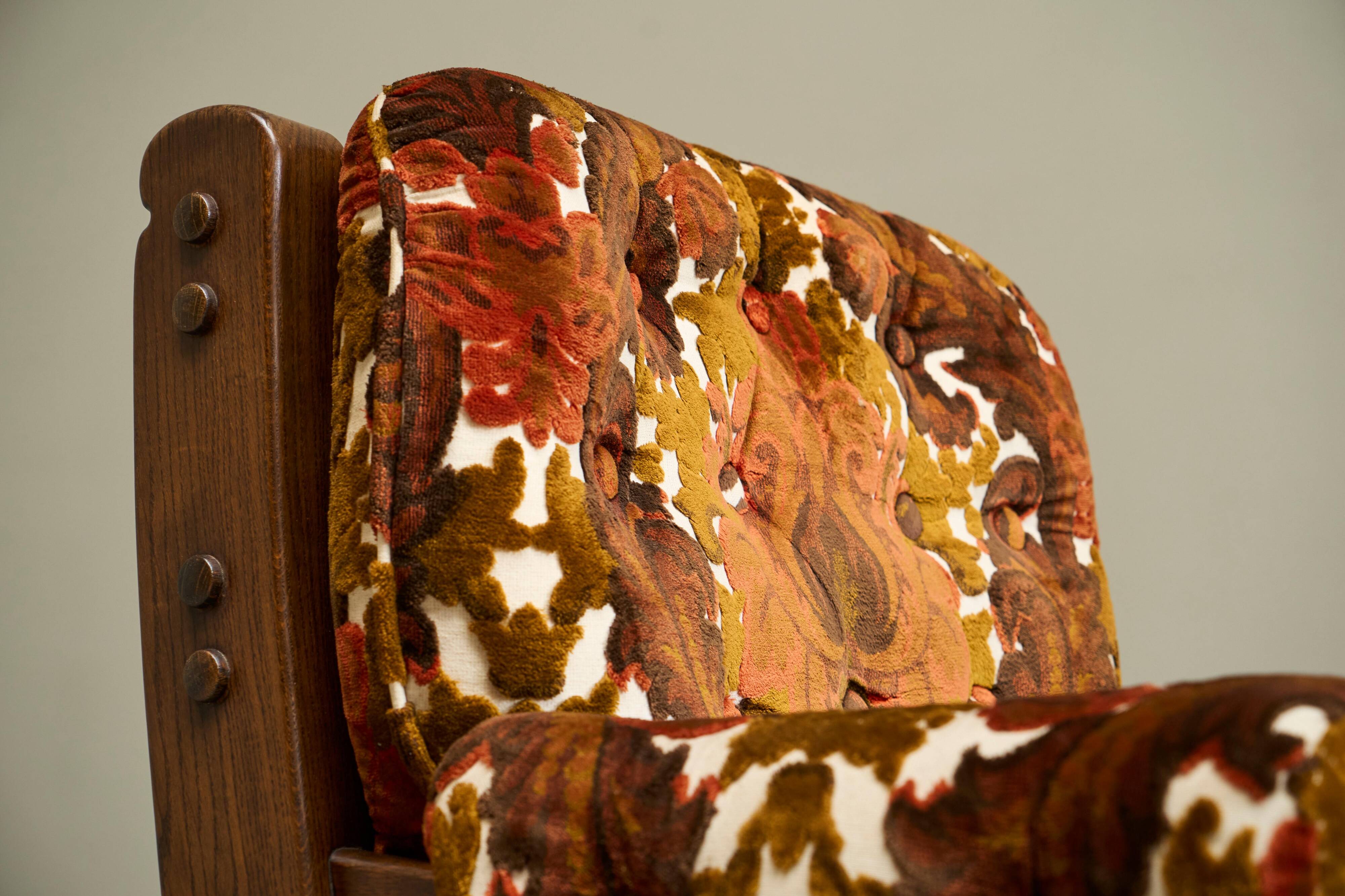 Brutalist lounge chair in solid oak and velvet from the 1960s.