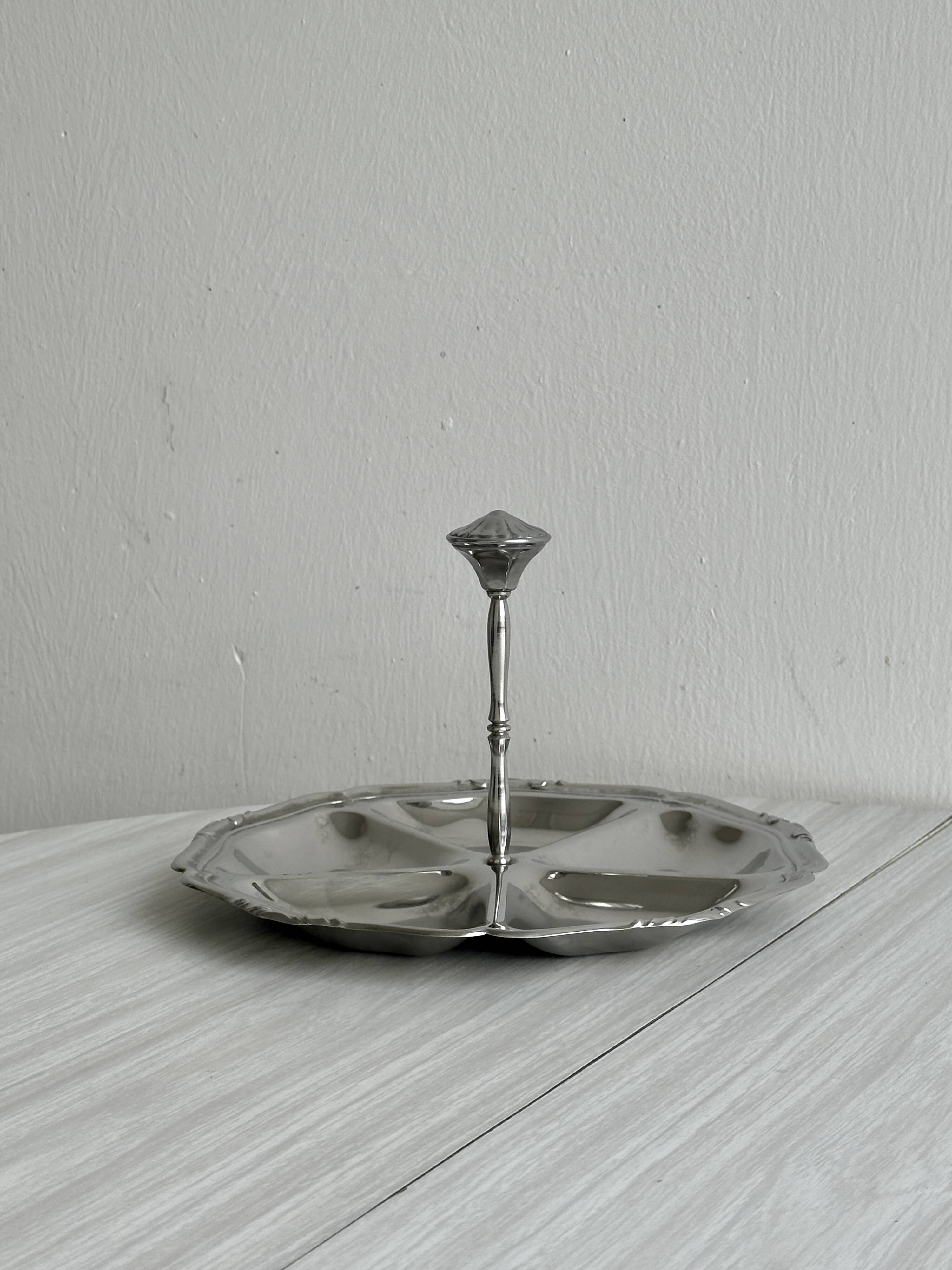 Round compartmented dish in polished stainless steel