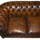 Canapé club Chesterfield cuir teint main restauré années 1950