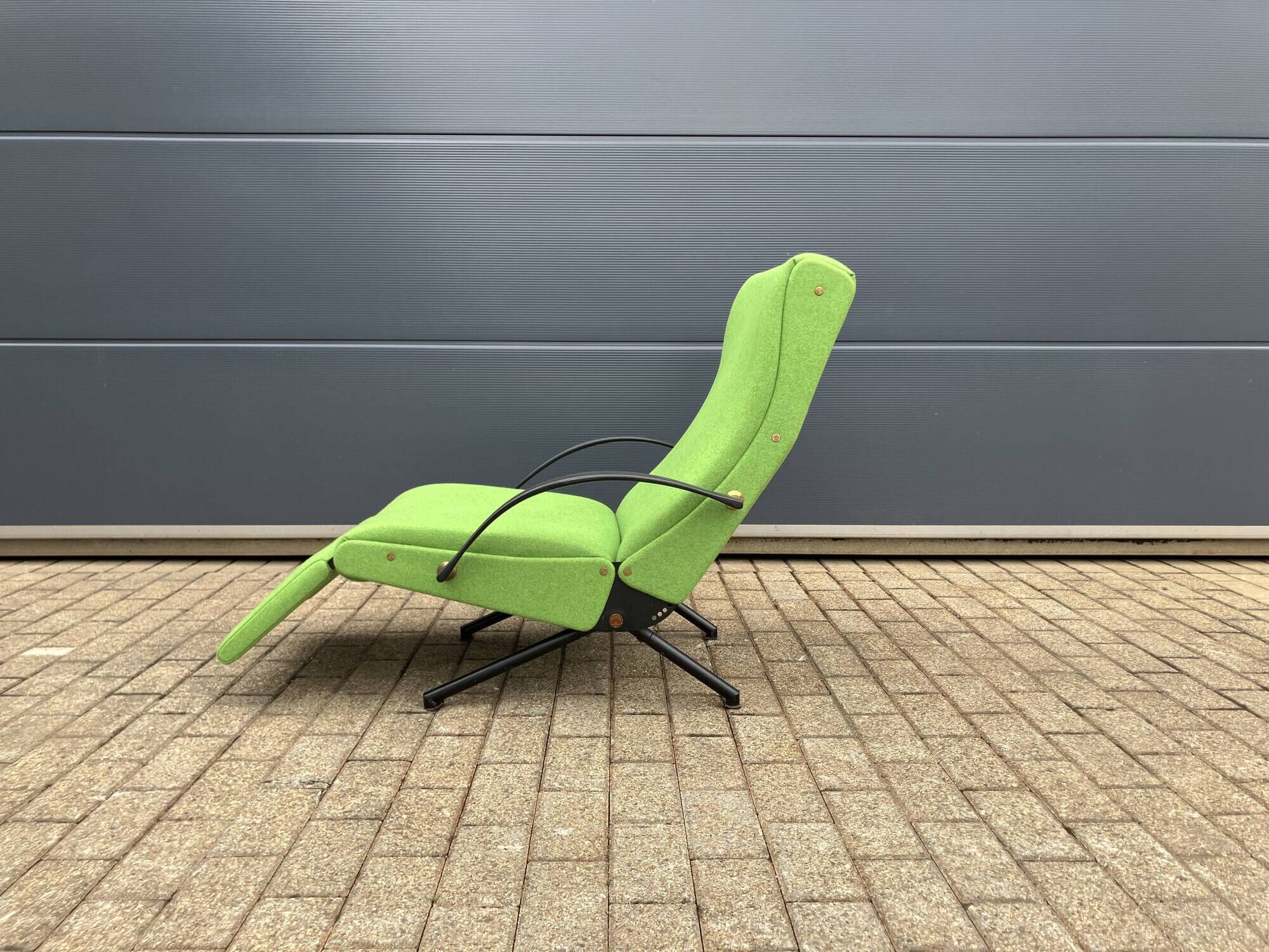 Tecno P40 lounge by Osvaldo Borsani 1st edition, terug in new state!