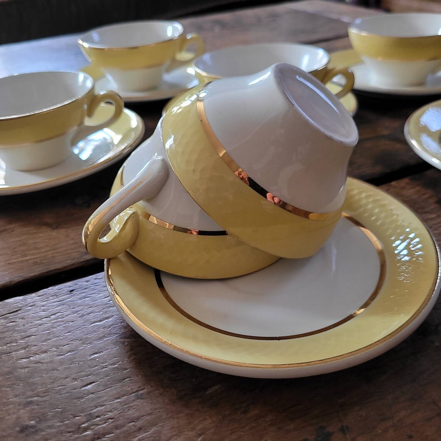 Yellow cups and saucers – 1950s–60s
Yellow cups and saucers –