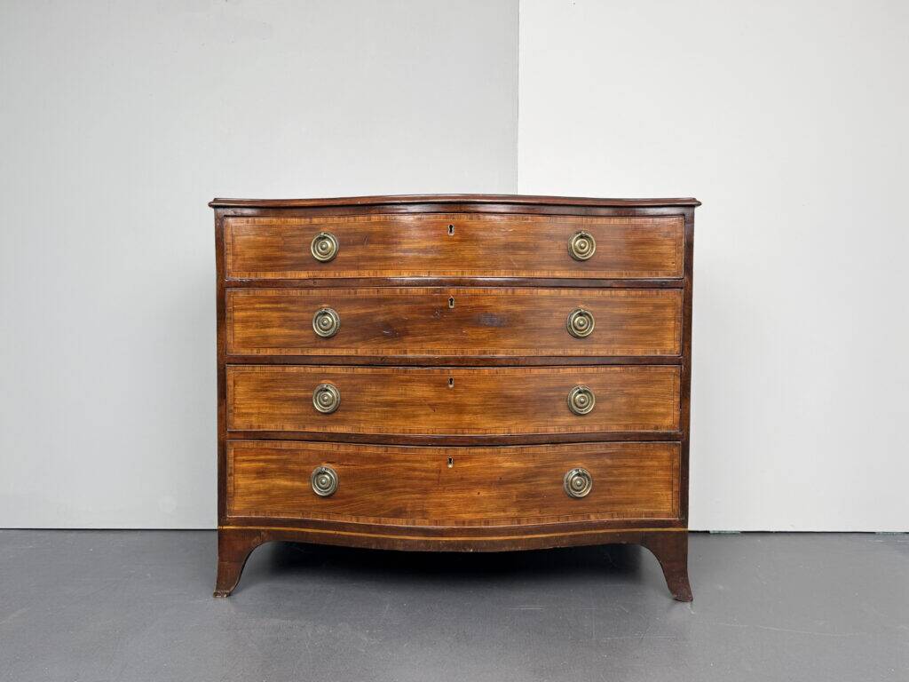 Antique Georg III mahogany serpentine chest of drawers, England, 1780s