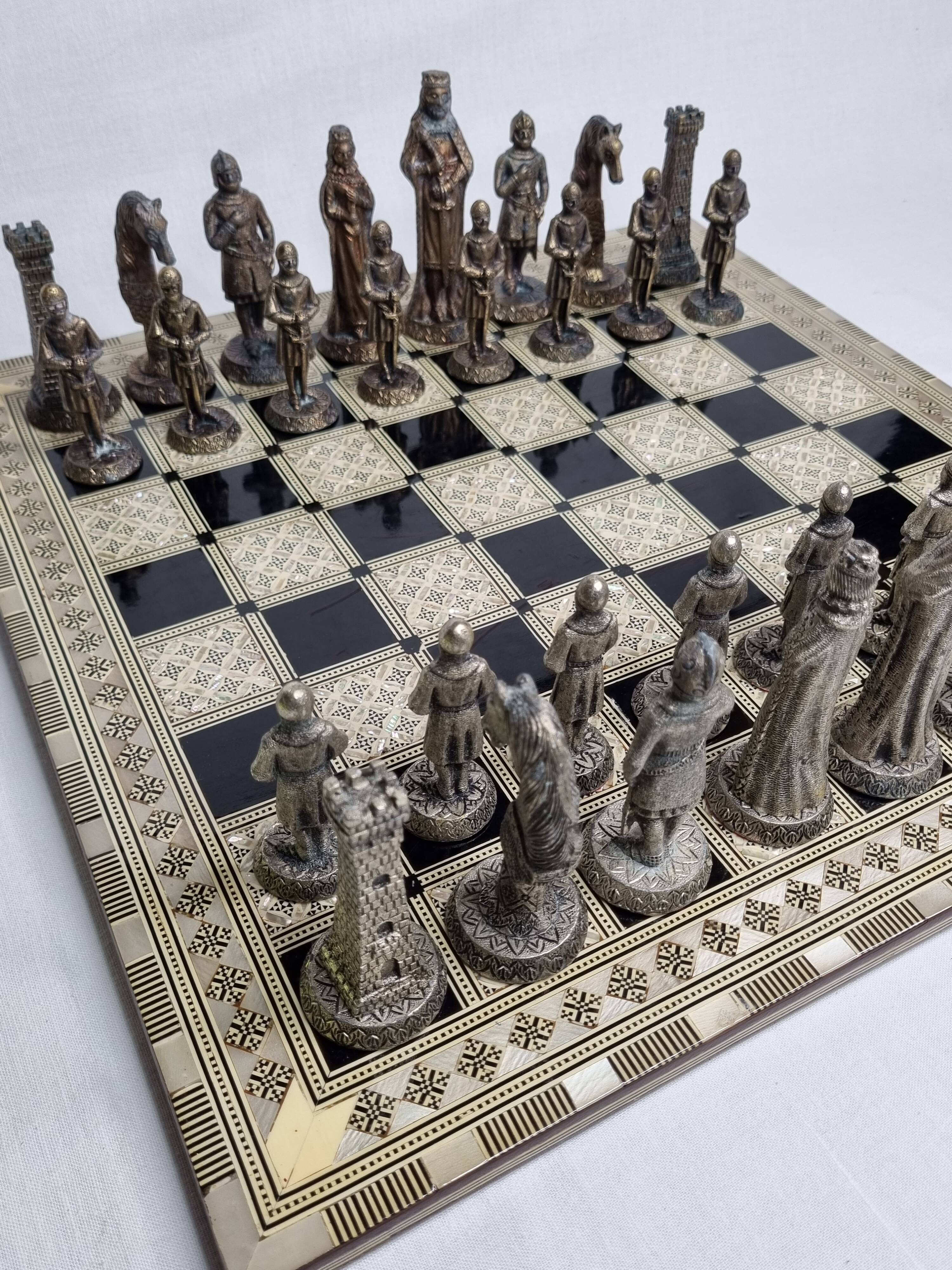 Vintage chess set in patinated metal alloy with a 39 cm chessboard from the 1980s.