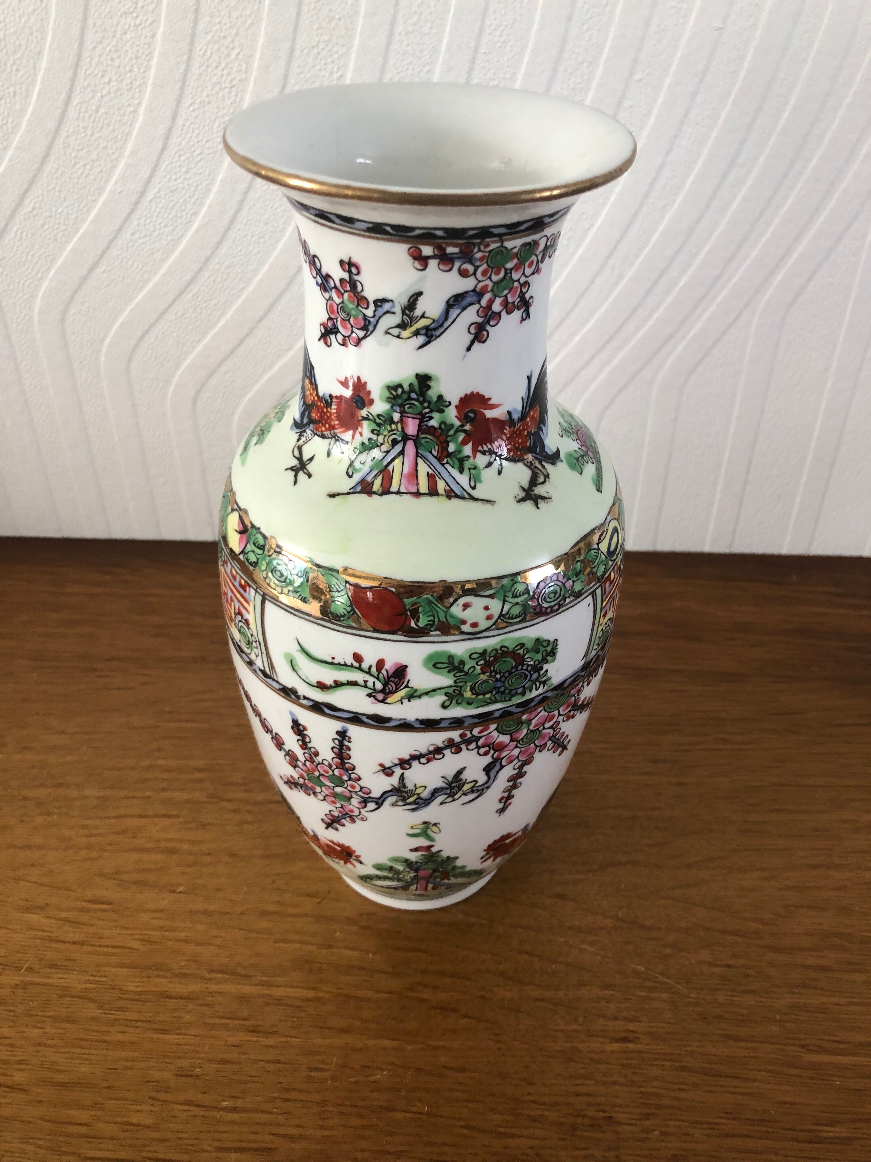 Chinese porcelain vase floral motifs and roosters 26,5cm