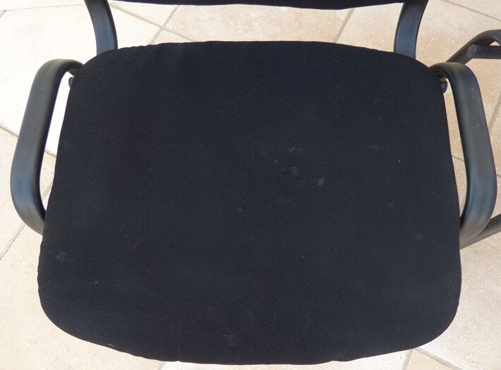 2 chaises empilables de tissus noir et bleu