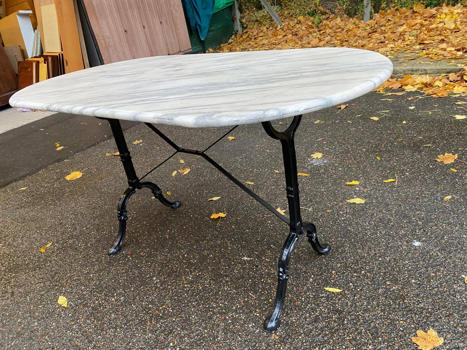 Table de bistrot marbre ovale et acier noire pétrole 4 couverts 140cm