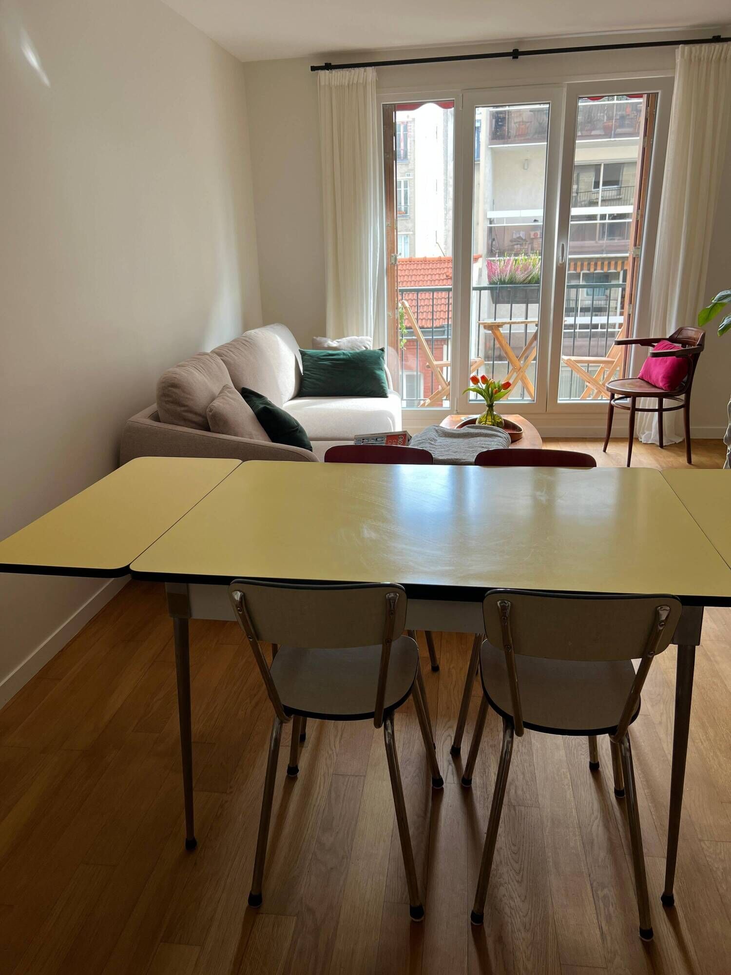 Table en Formica avec 4 chaises