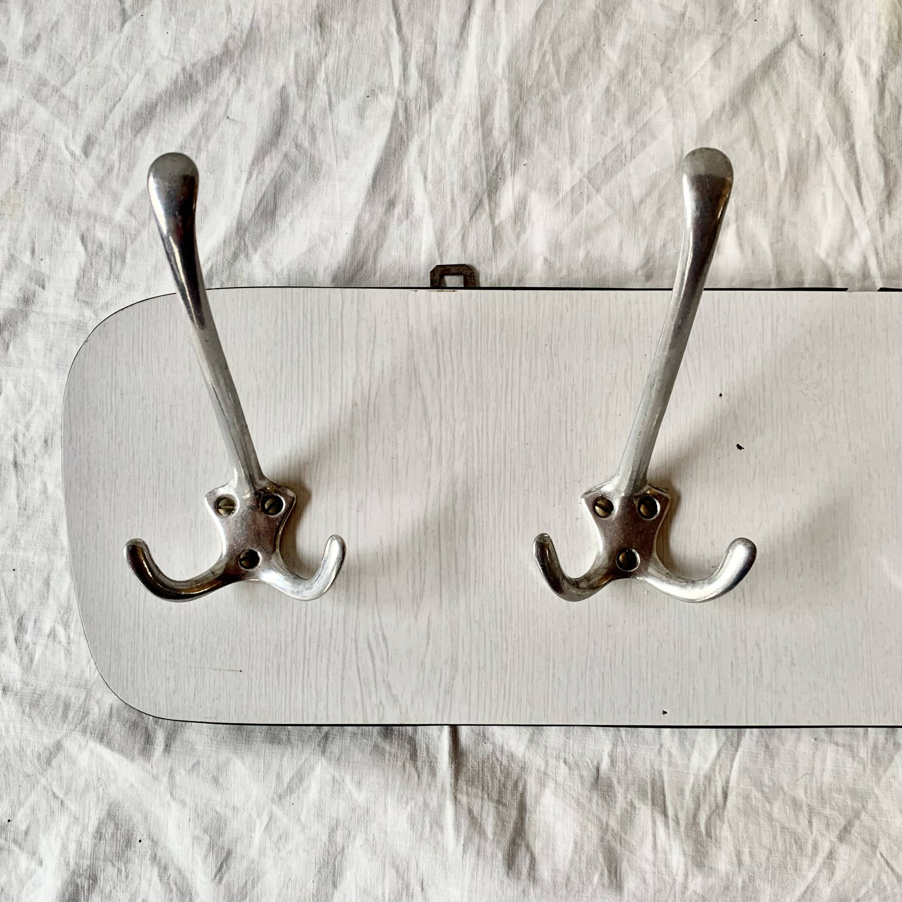 Vintage wall coat rack in white Formica - 4 cast aluminum coat hooks