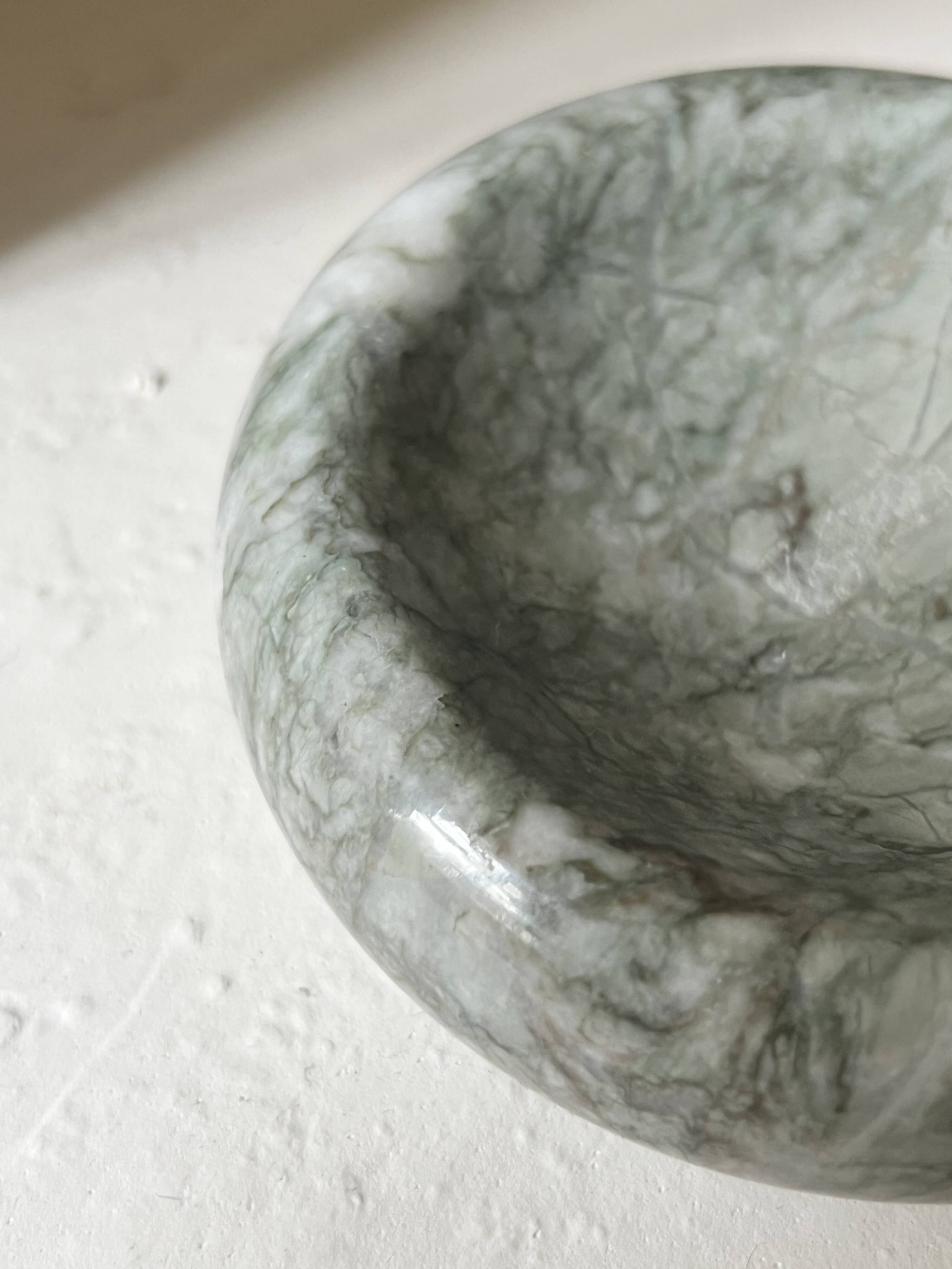 Round Italian ashtray made of hand-carved and polished green marble.