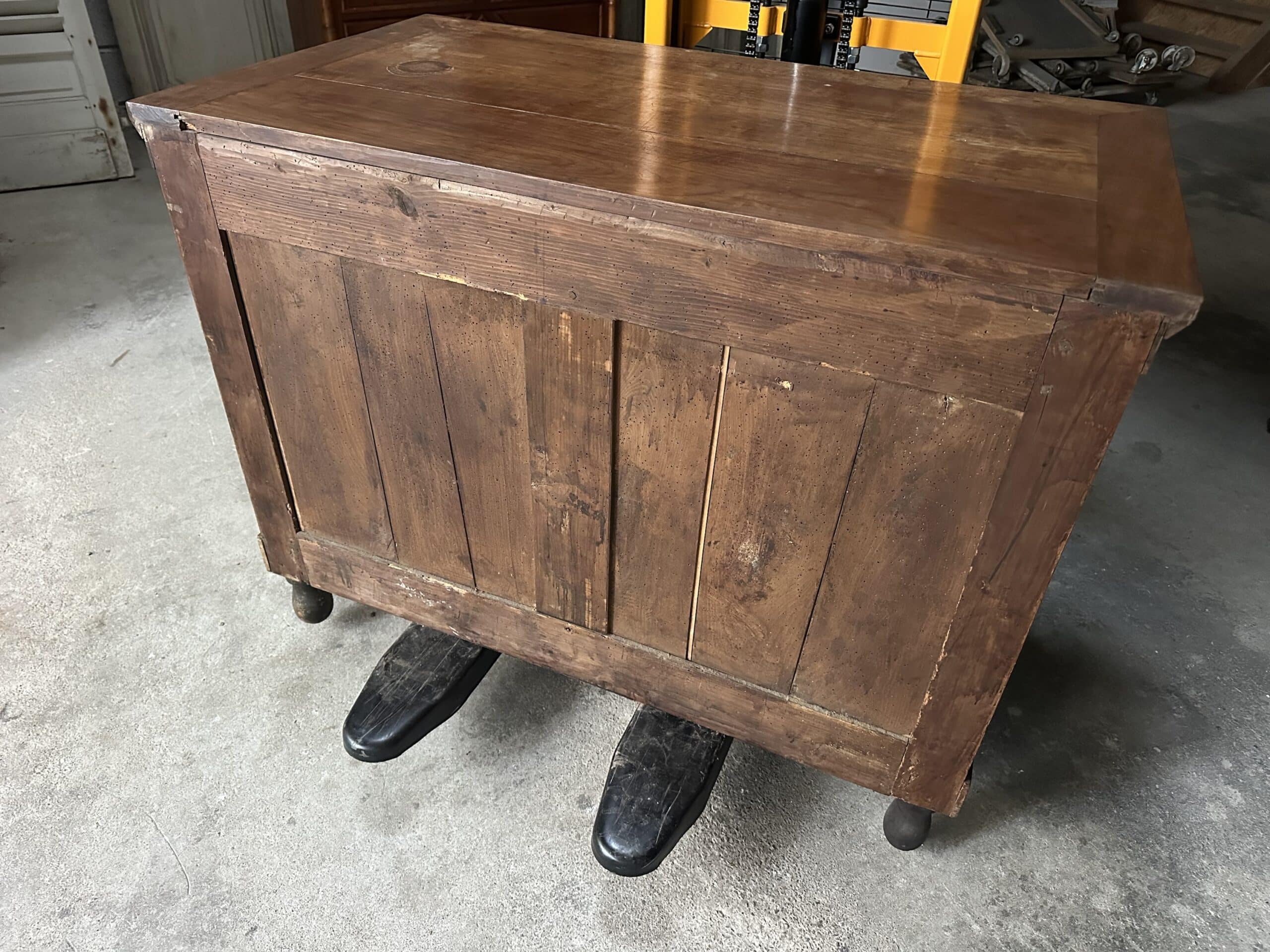 Commode en merisier de style retour d’Égypte vers 1800