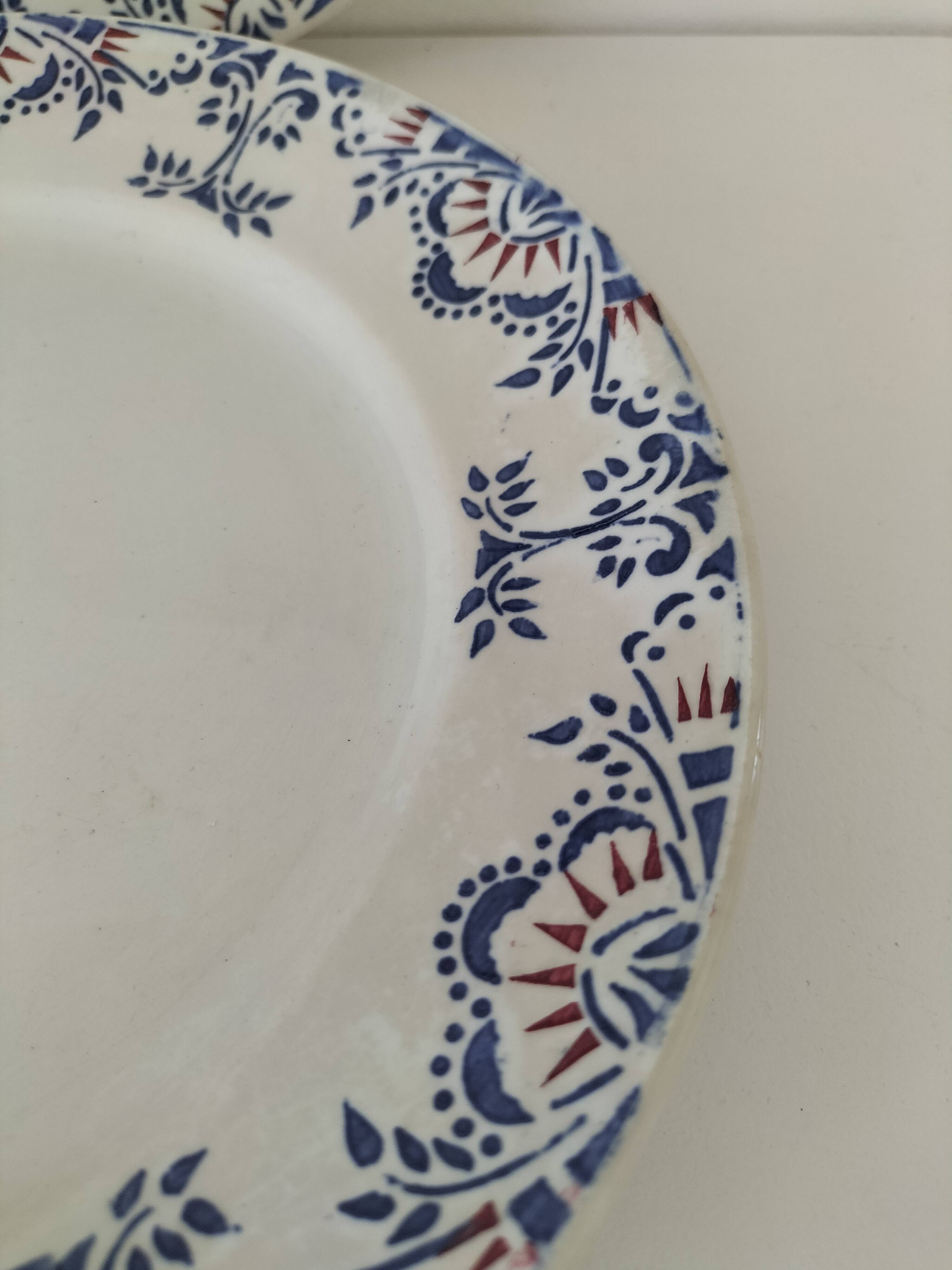 Pair of ironstone plates from Onnaing – blue and red decoration, 19th century