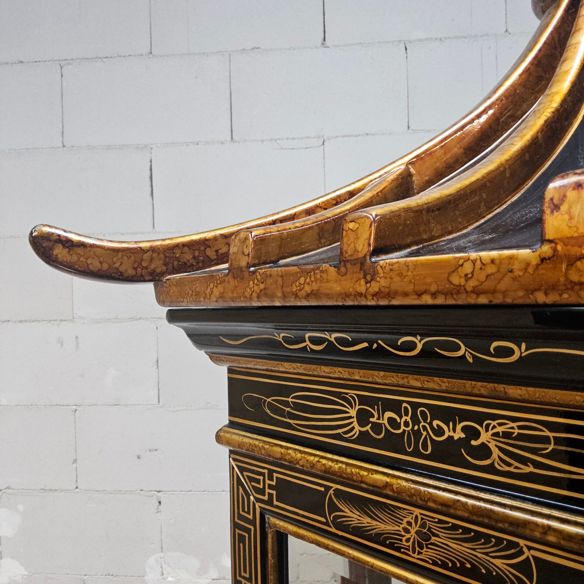 Vitrine chinoise avec toit en pagode et éclairage (asiatique)
