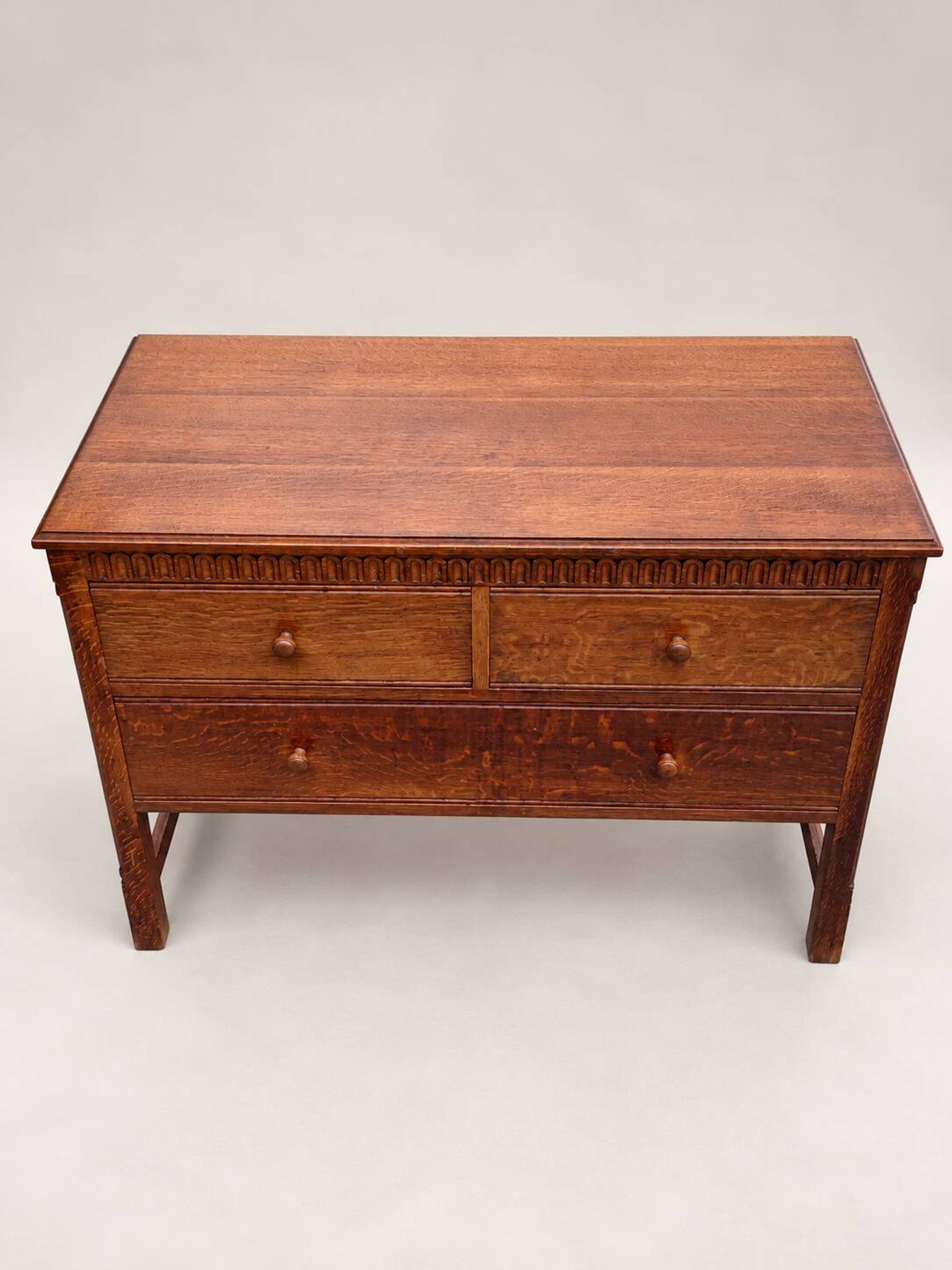 Commode ancienne en chêne sculpté – Début XXe siècle
