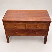 Commode ancienne en chêne sculpté – Début XXe siècle