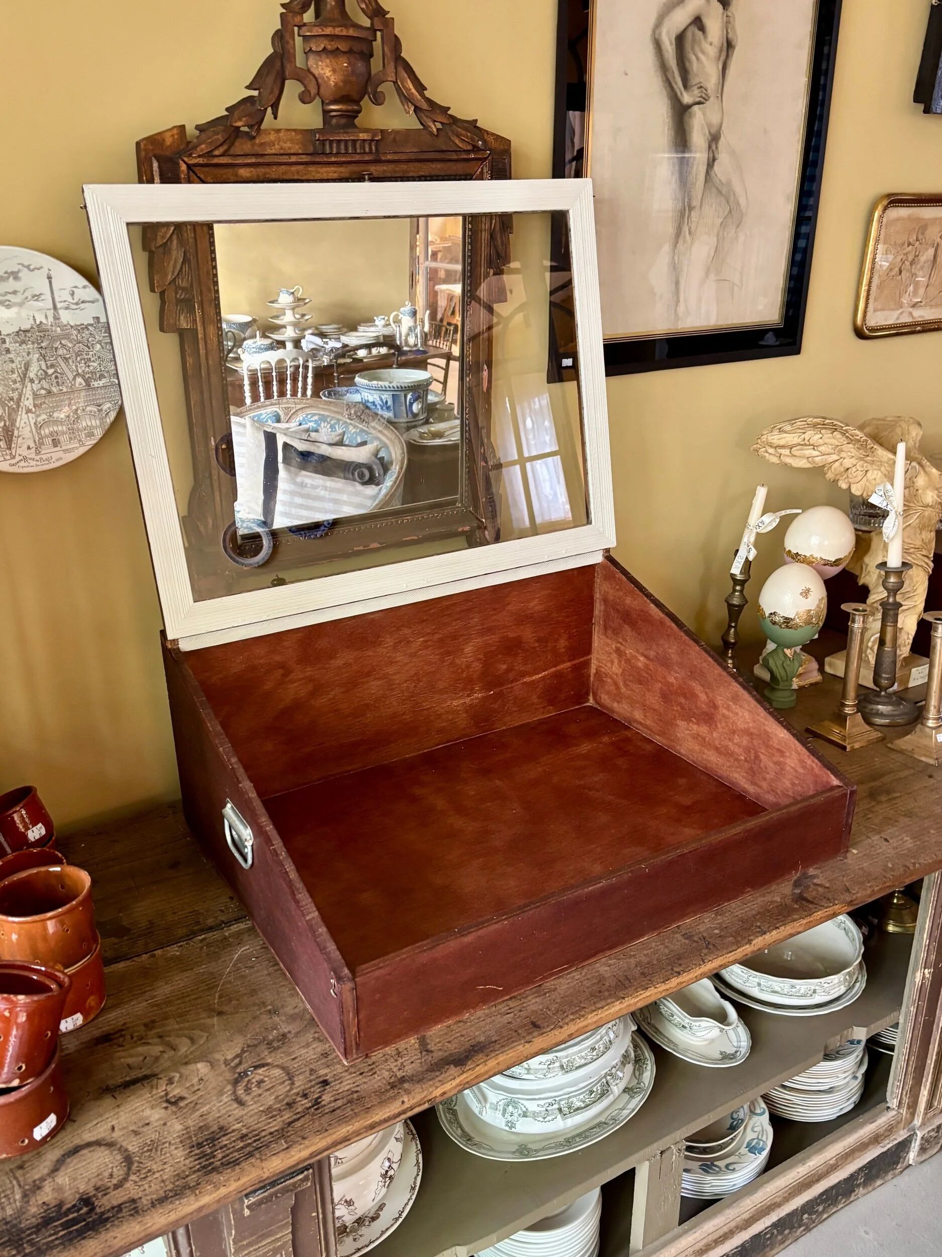 Vitrine de présentation en bois foncé et verre