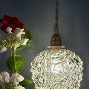 Suspension globe vintage en verre moulé