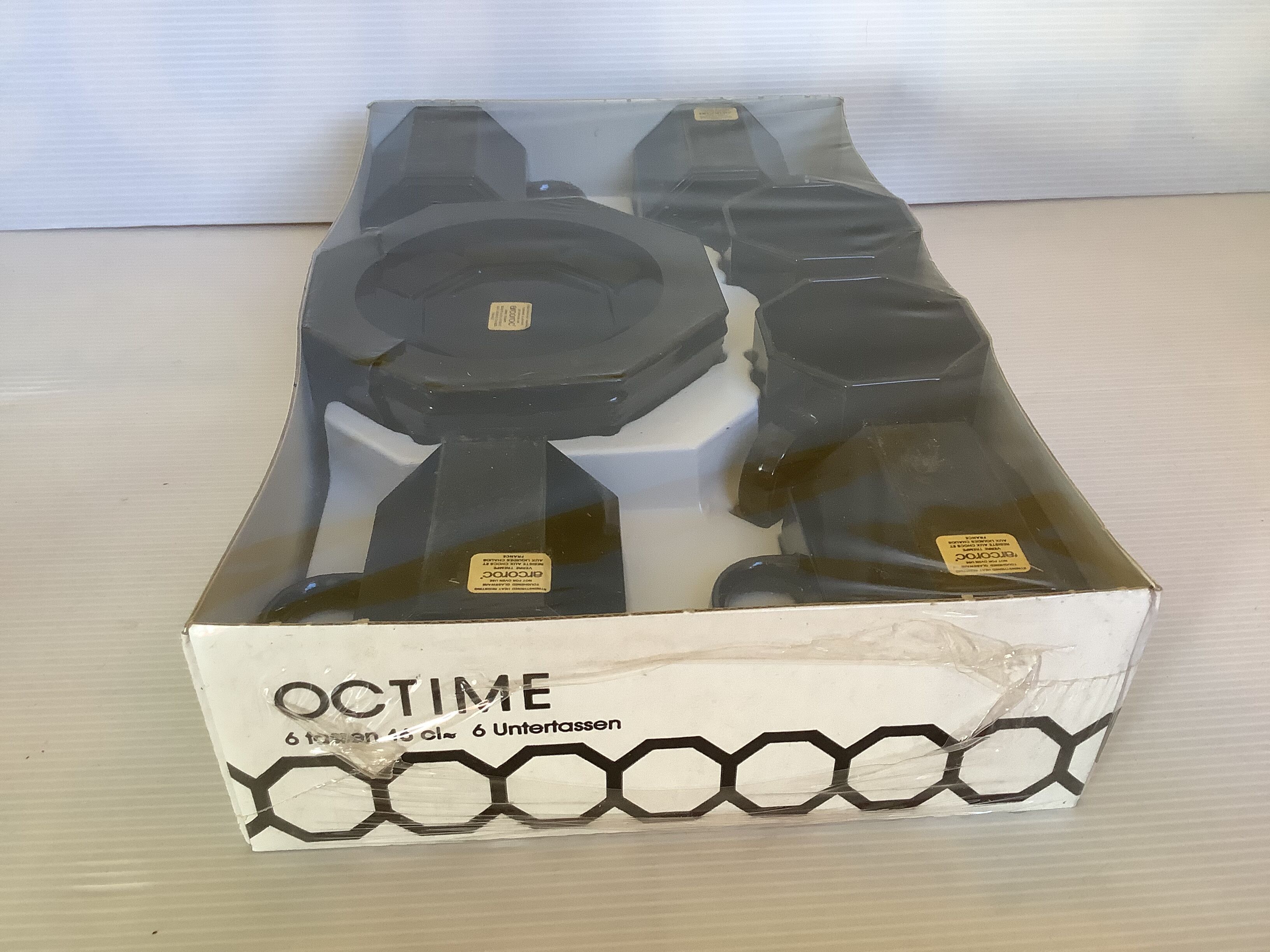 6 tasses et 6 sous tasses noires octime arcoroc