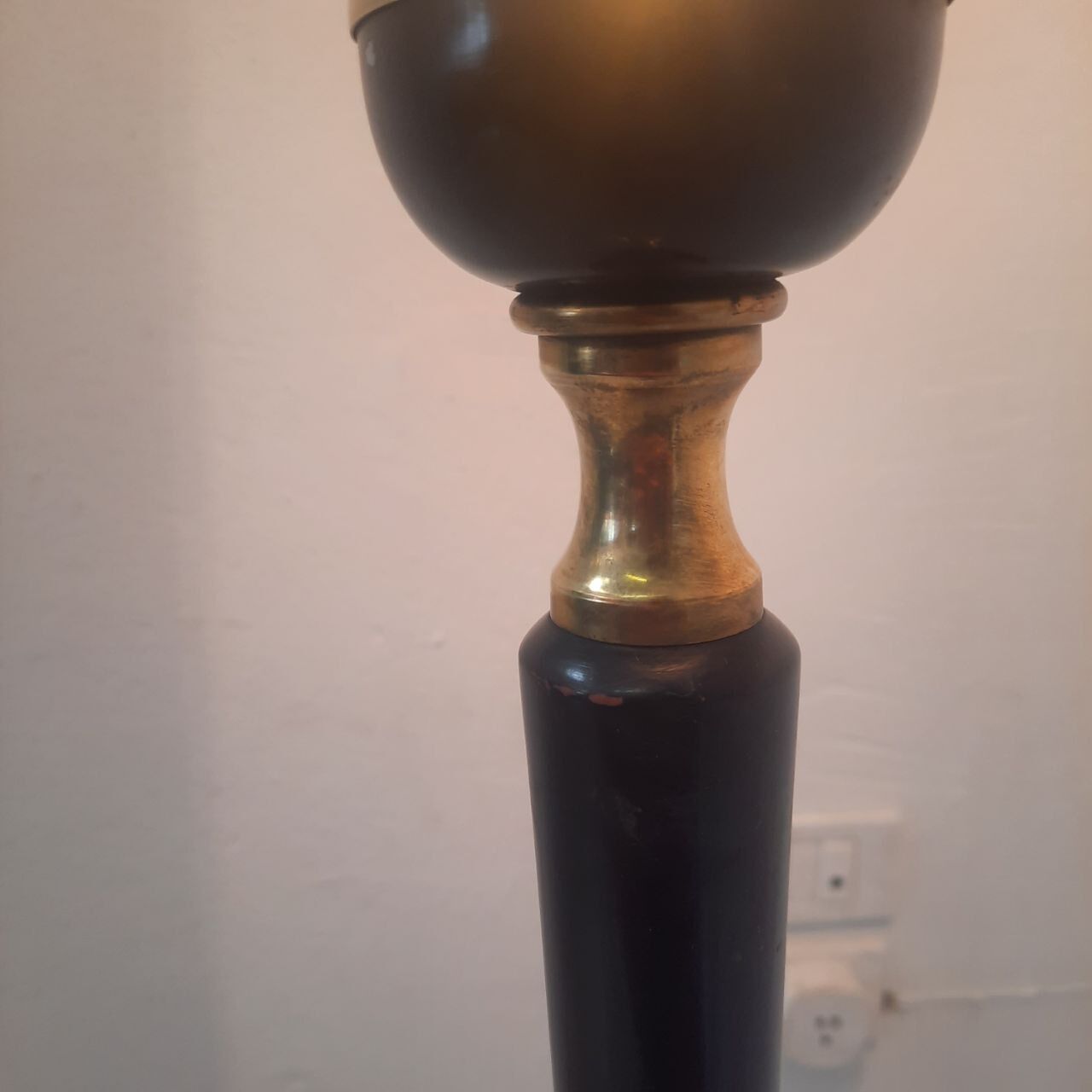 Tripod floor lamp - 1950s - wood and brass.