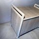 Coffre vintage tapissé, structure bois laqué blanc, années 60-70