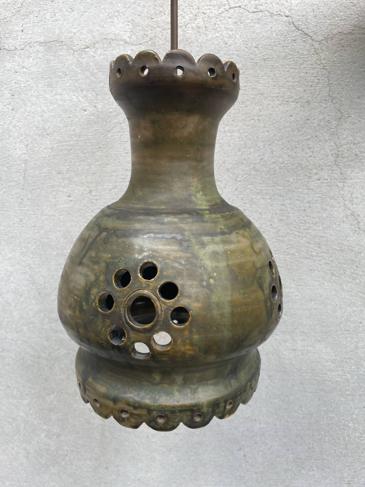 Suspension in glazed stoneware from the 1970s.