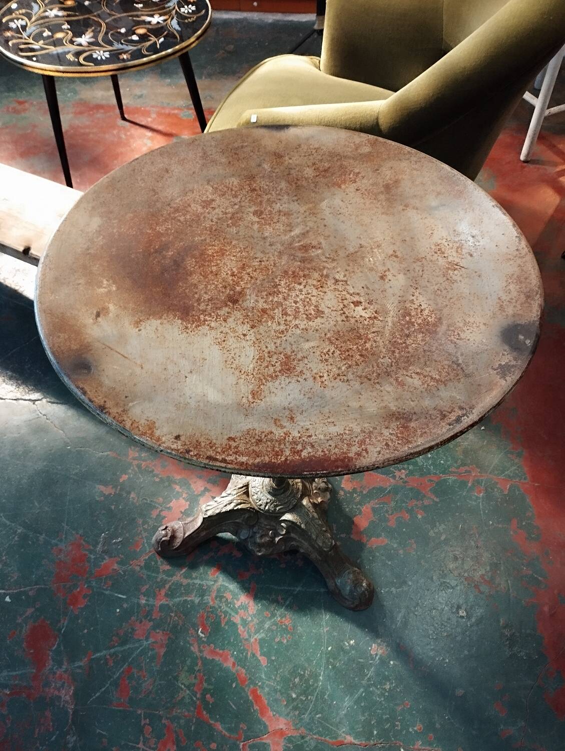 Garden pedestal table