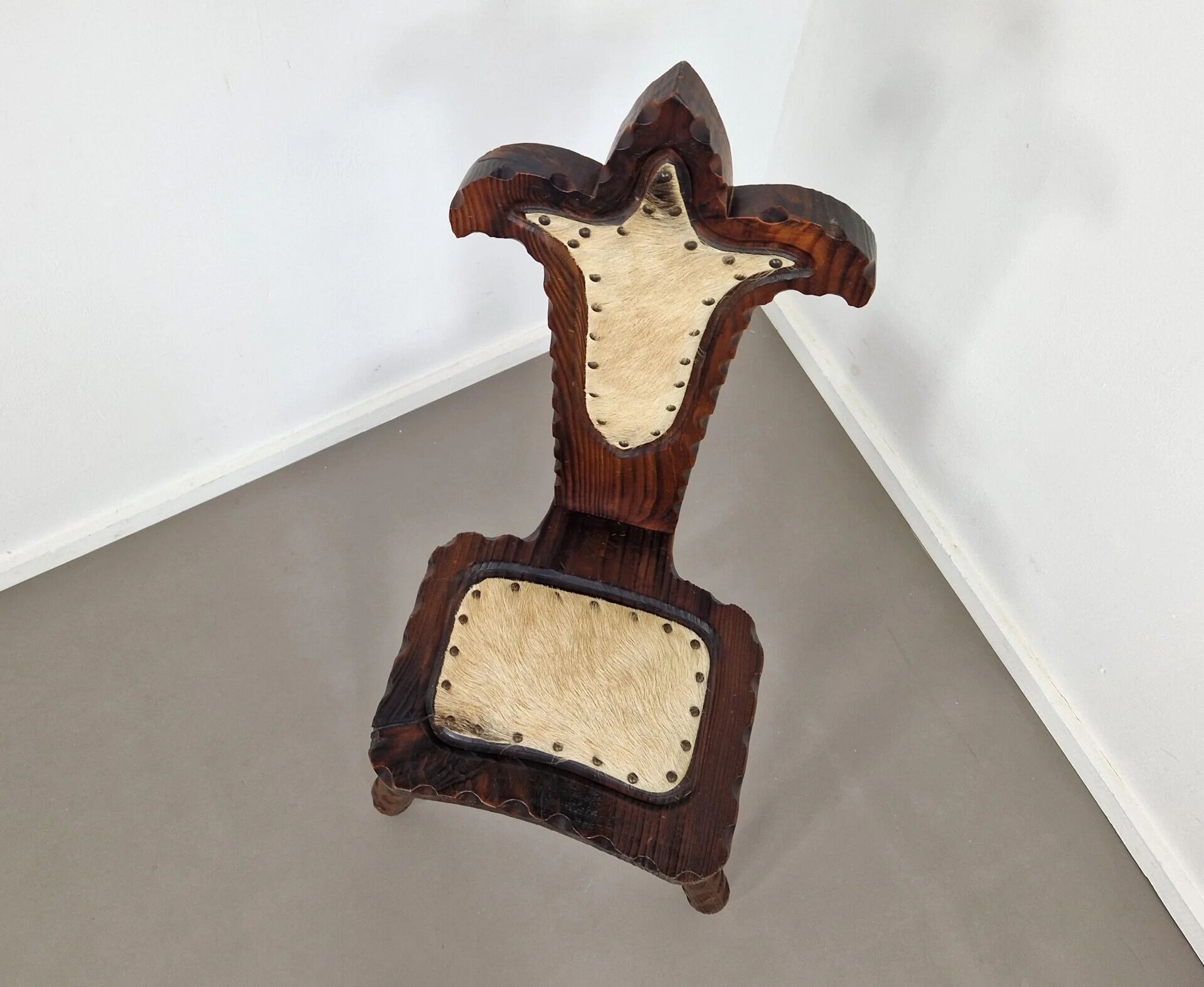 Spanish tripod stool | Cow hide