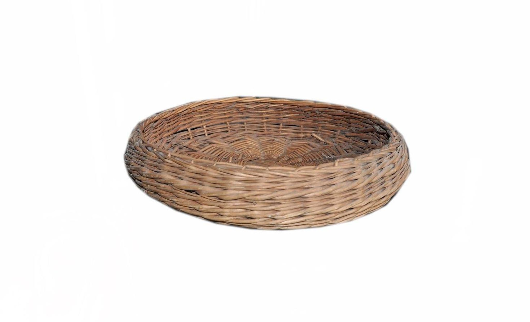 Vintage brown wicker round basket from the 1940s, woven flat, diameter 37 cm.