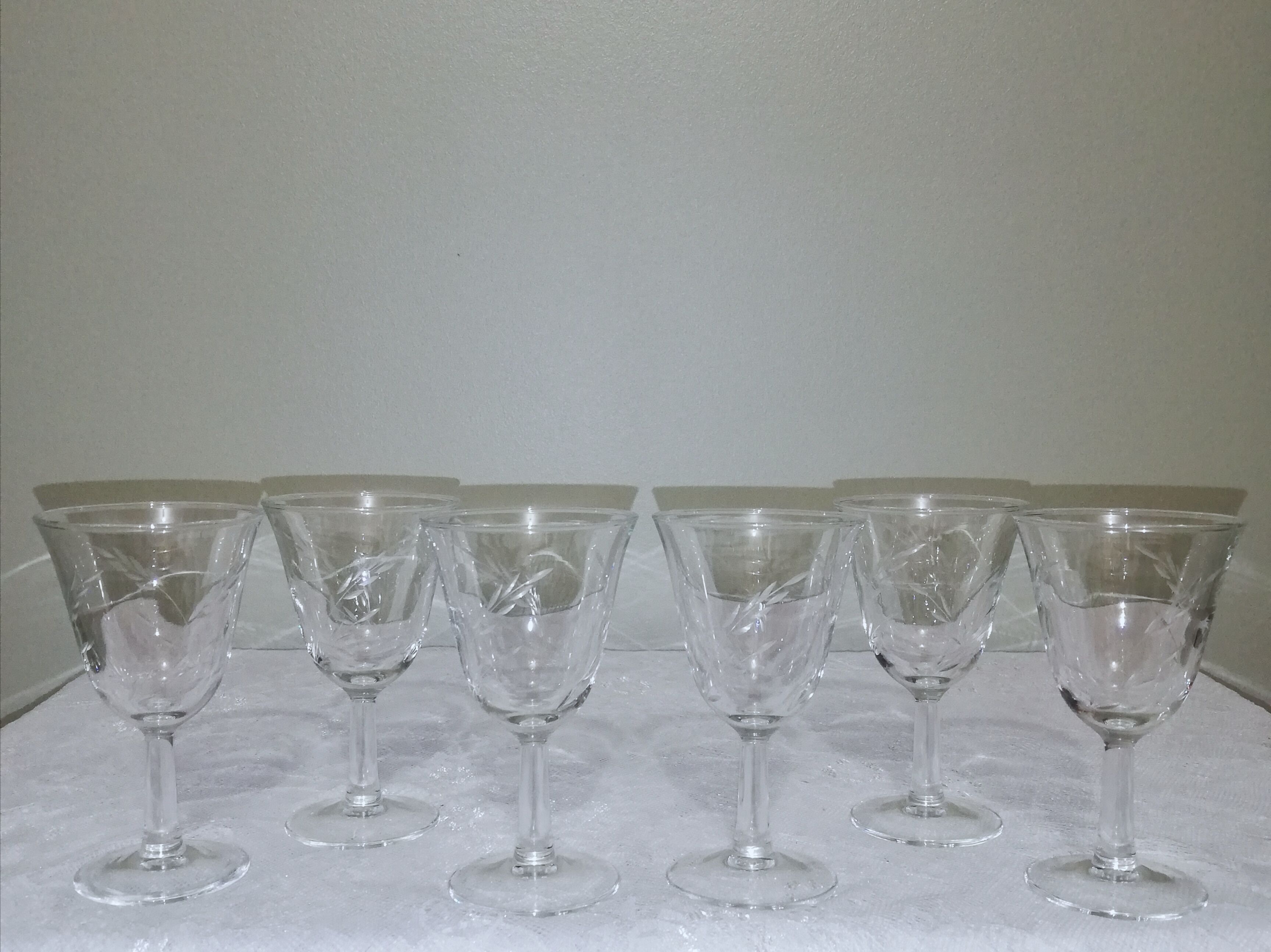 6 glasses with liqueur or aperitif glass decorated with engraved ears