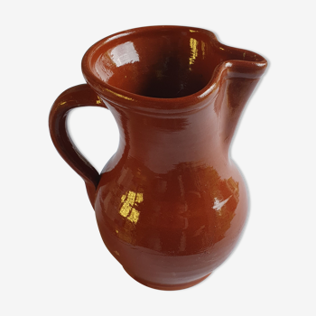 Pitcher in varnished earth