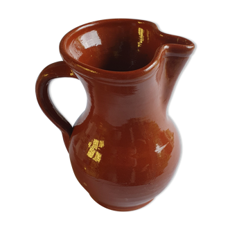 Pitcher in varnished earth