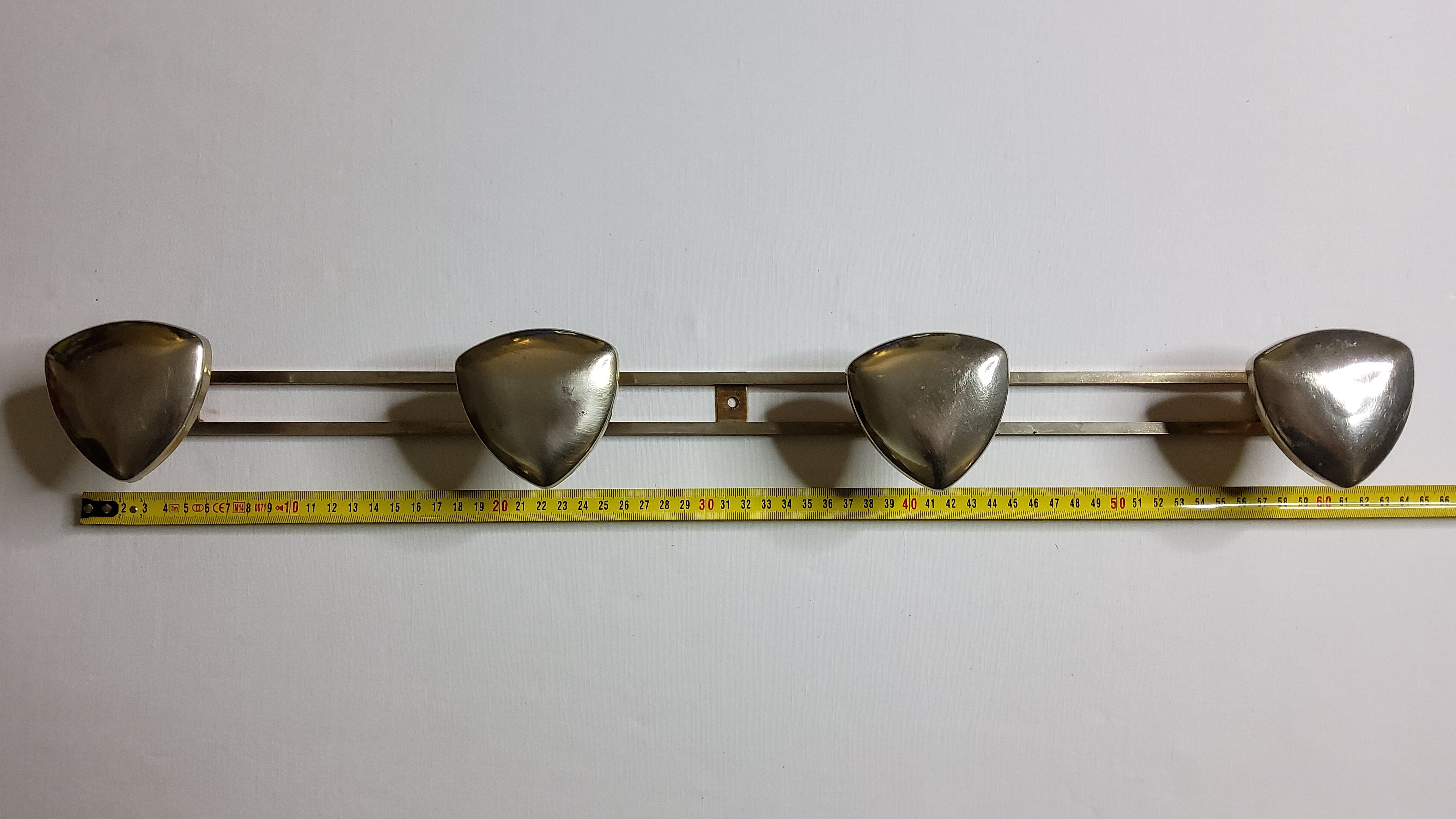 Portemanteau mural en métal doré vintage 4 patères trianglulaires, 63 cm