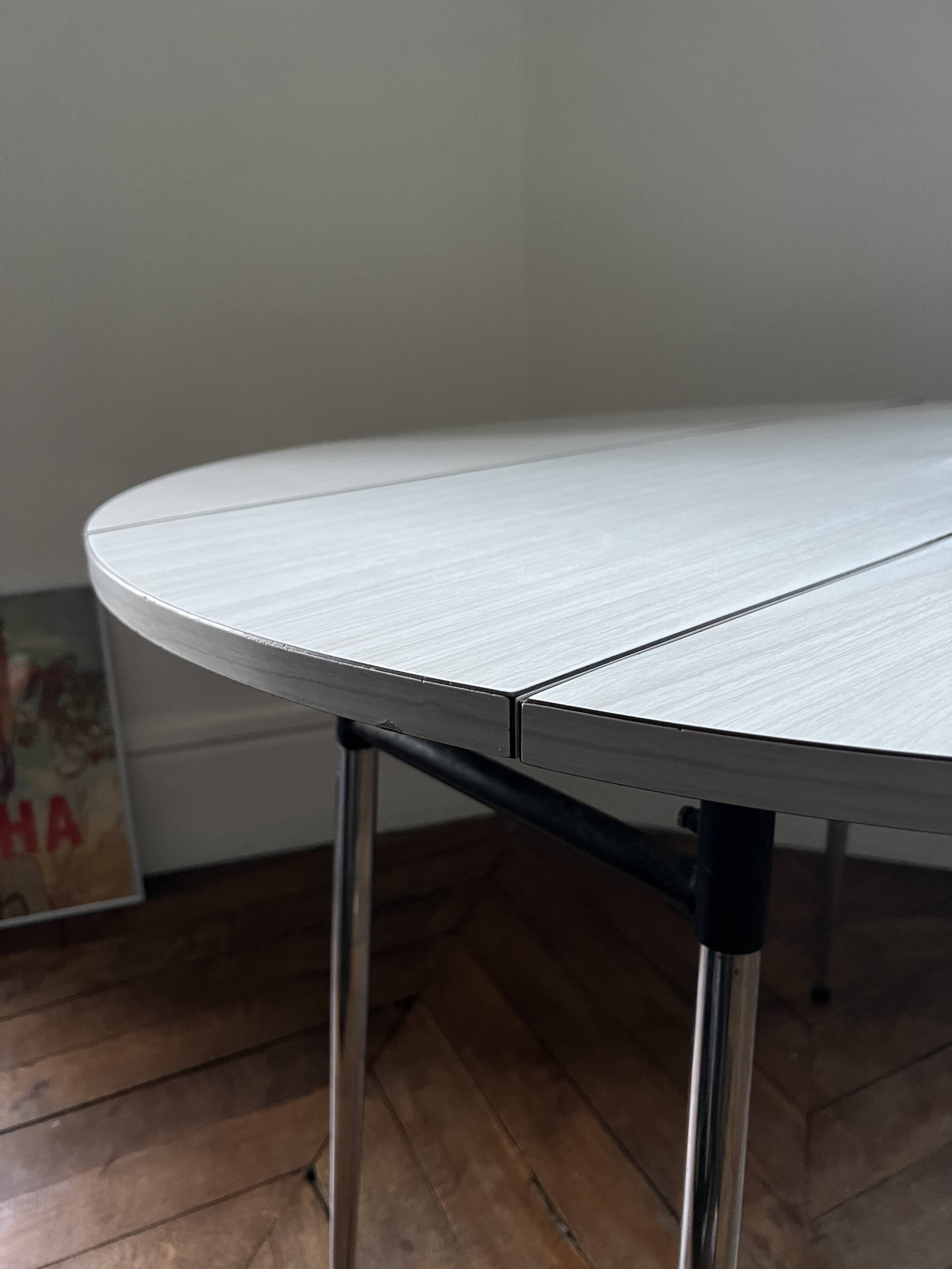 Vintage round Formica table
