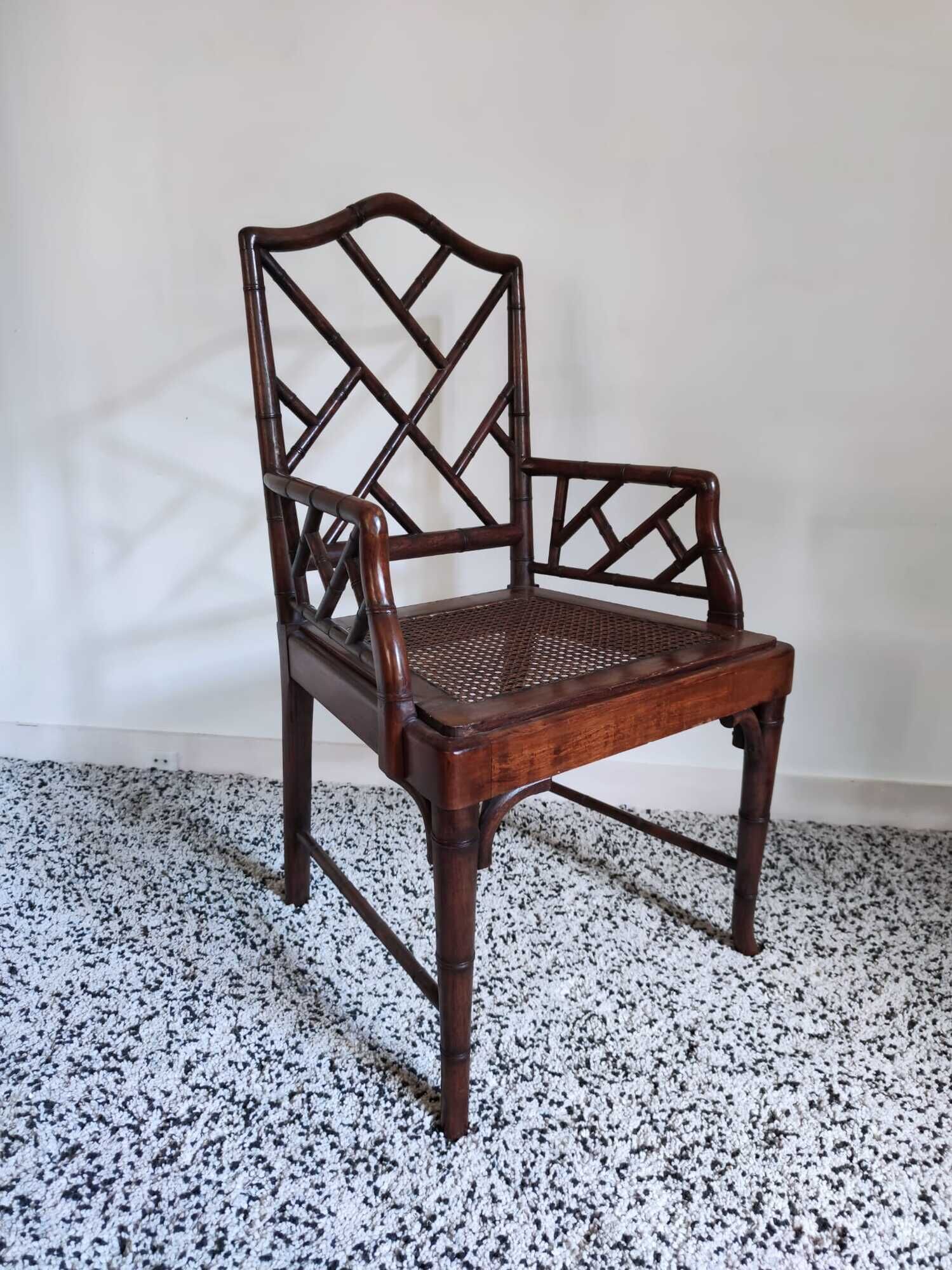Fauteuil asiatique canné en bois à l'imitation du bambou