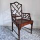 Fauteuil asiatique canné en bois à l'imitation du bambou