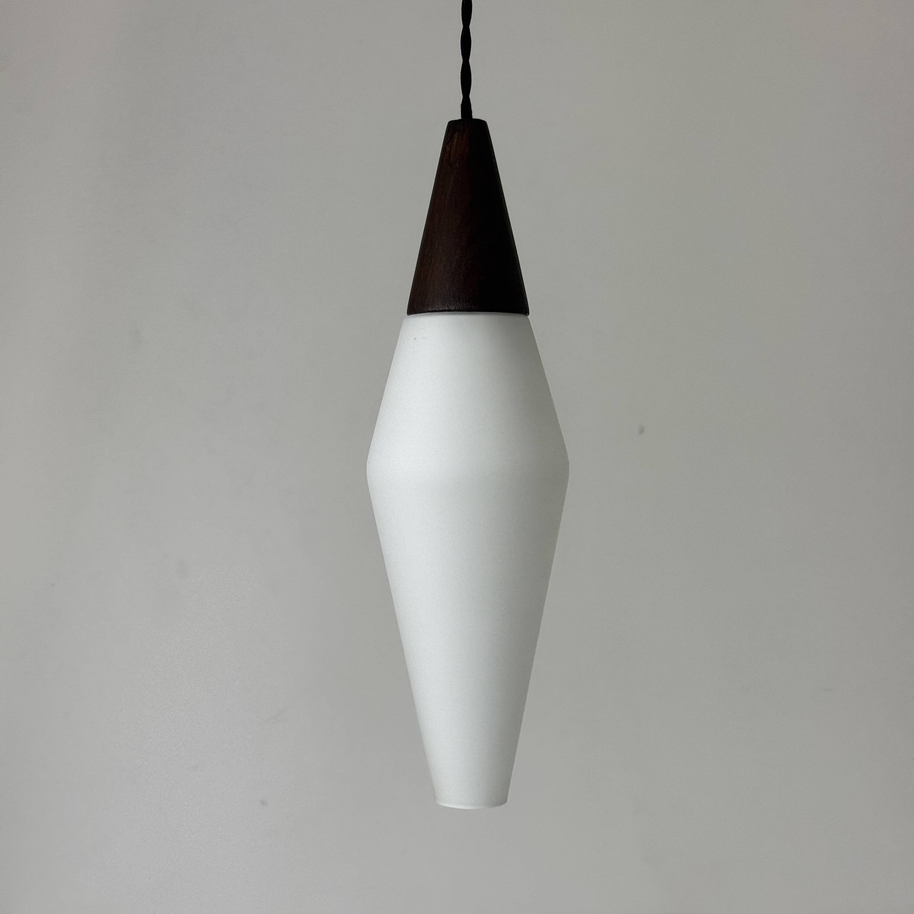 Ancienne suspension scandinave en opaline