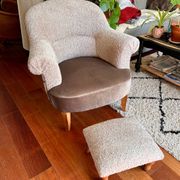 Paire fauteuils crapauds beige tissu bouclette et son repose pieds