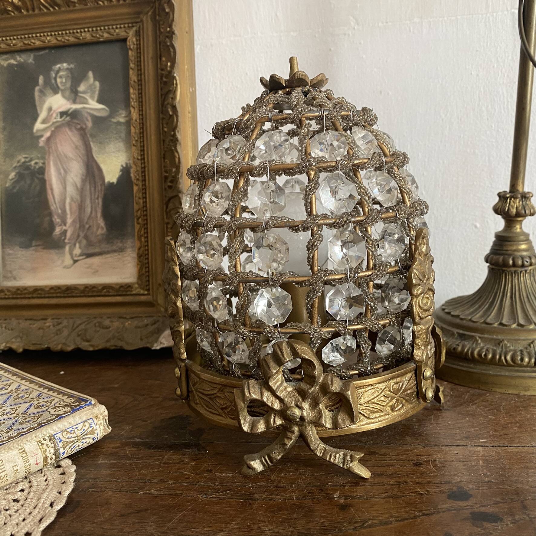 Table lamp in brass, beads and glass pendants