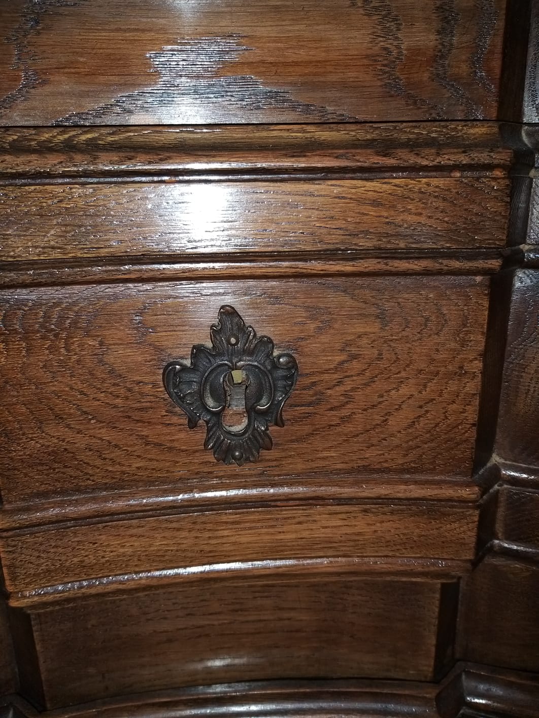 Chest of drawers crossbow