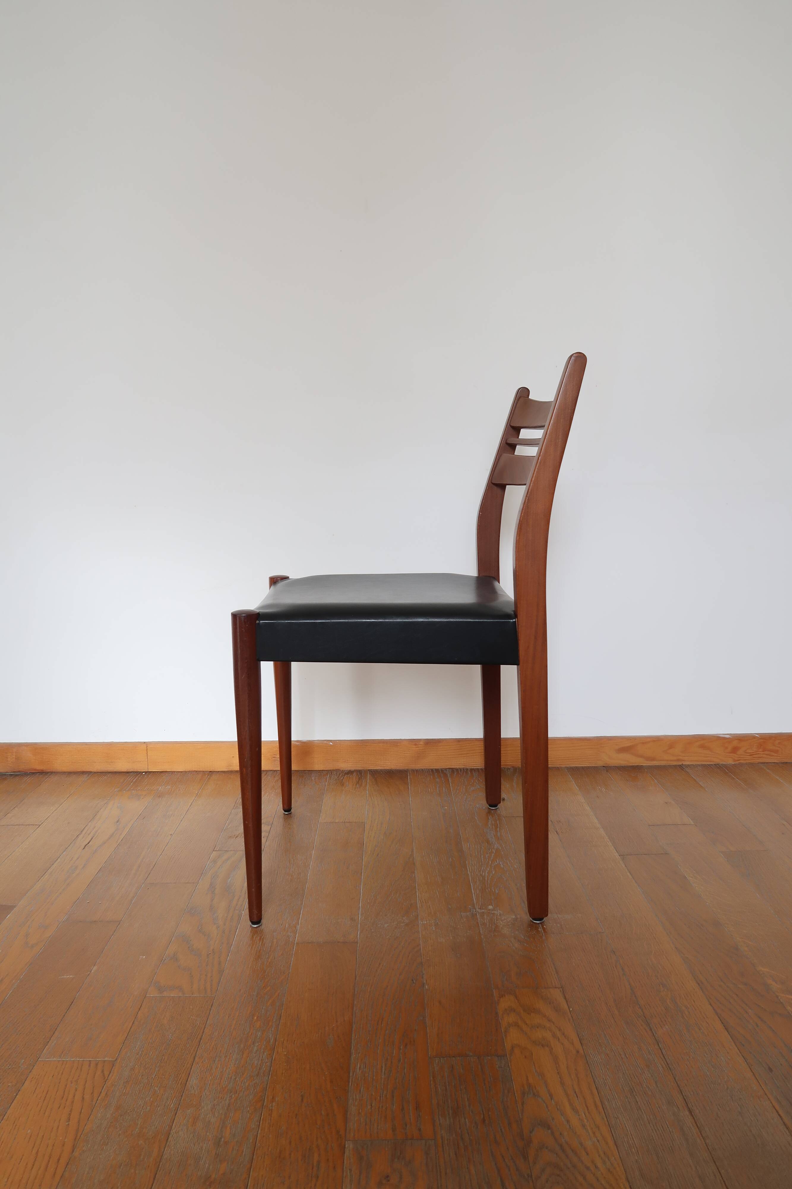 Pair of Scandinavian chairs skaï/teak