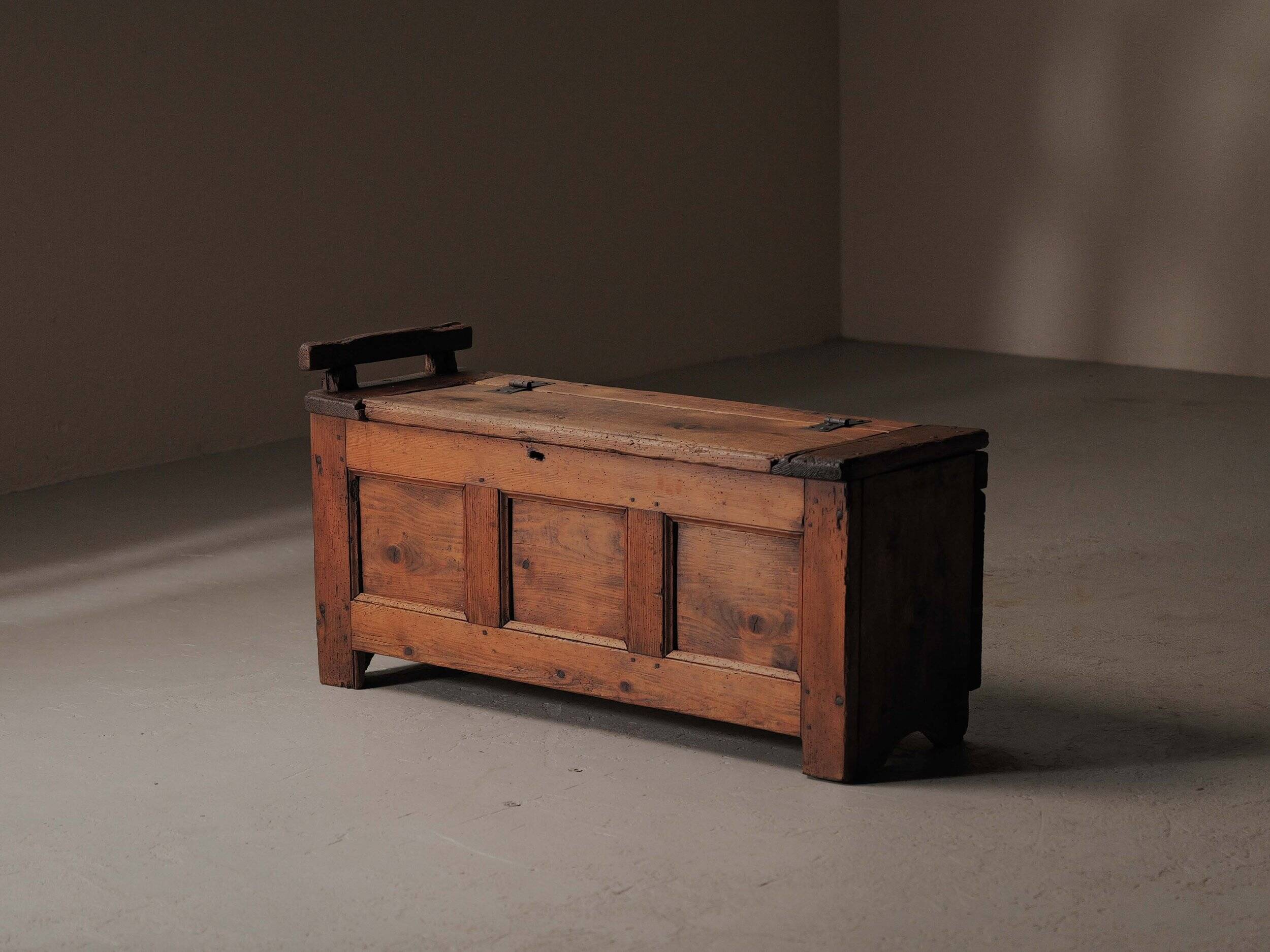 Massive pine bank chest, Art-Populaire, Auvergne, 19th century
