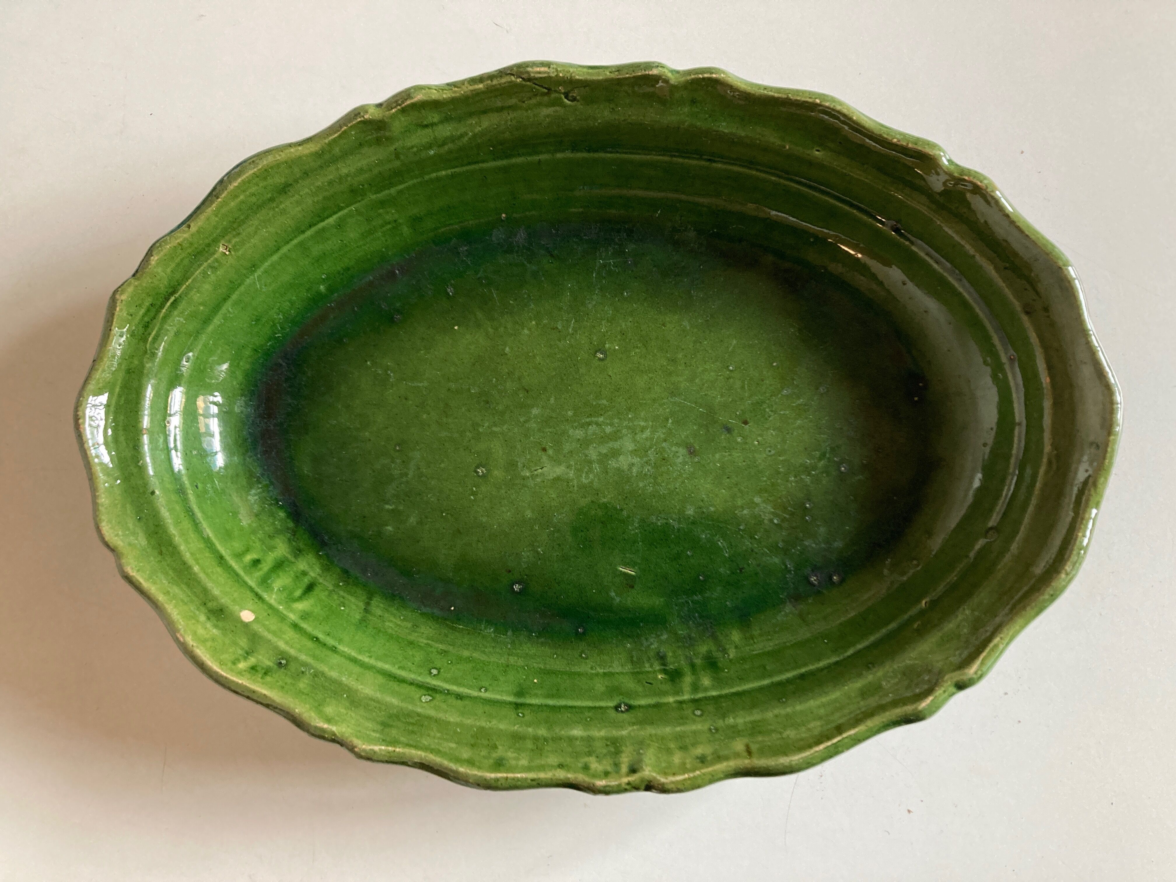 Plat creux de terre vernissée à godrons 1950 Provence
