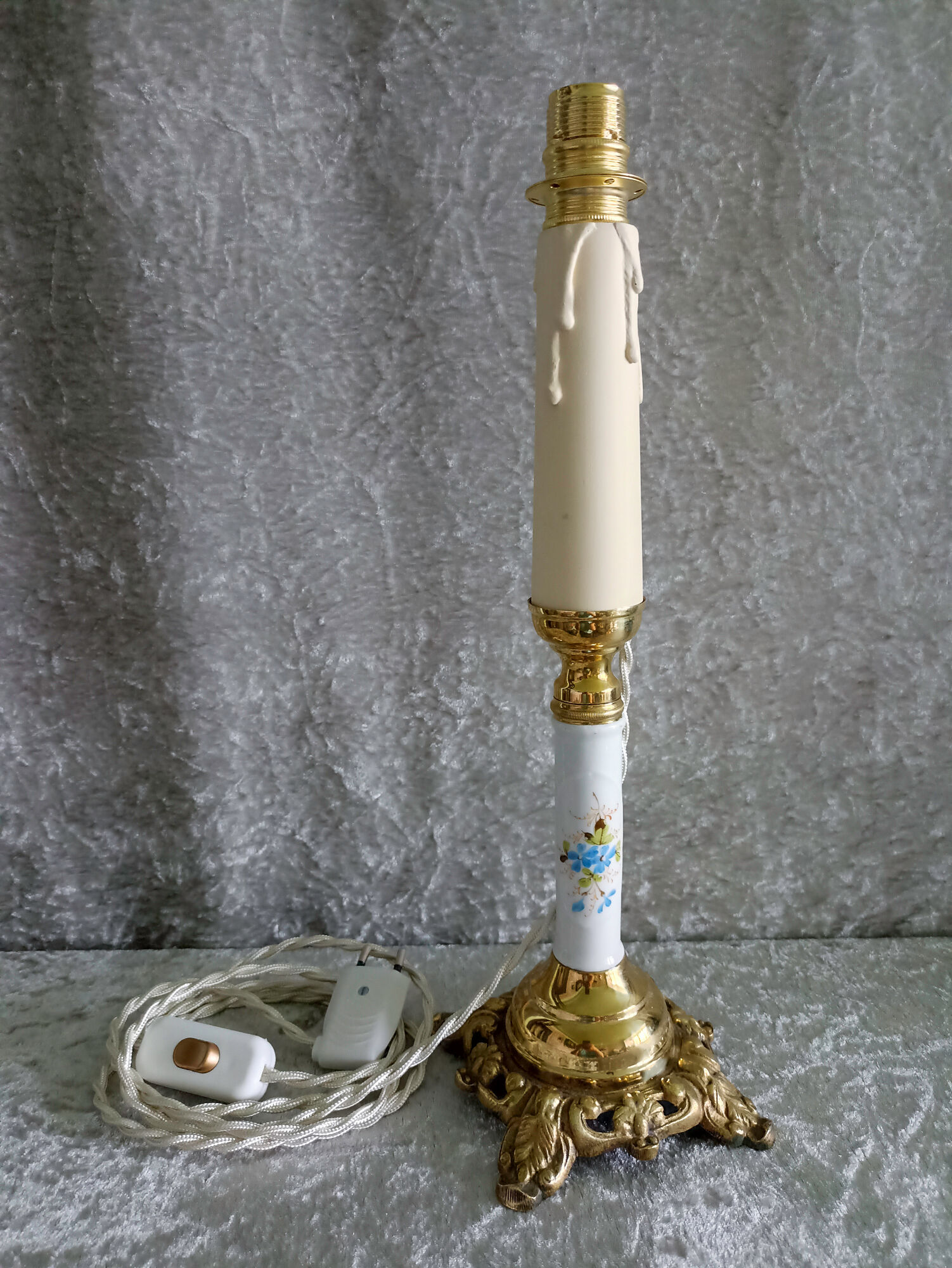 Antique lamp in bronze and ceramic