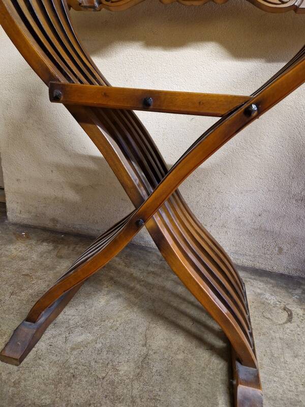 Pair of curule chairs known as Savonarole chairs - In carved wood