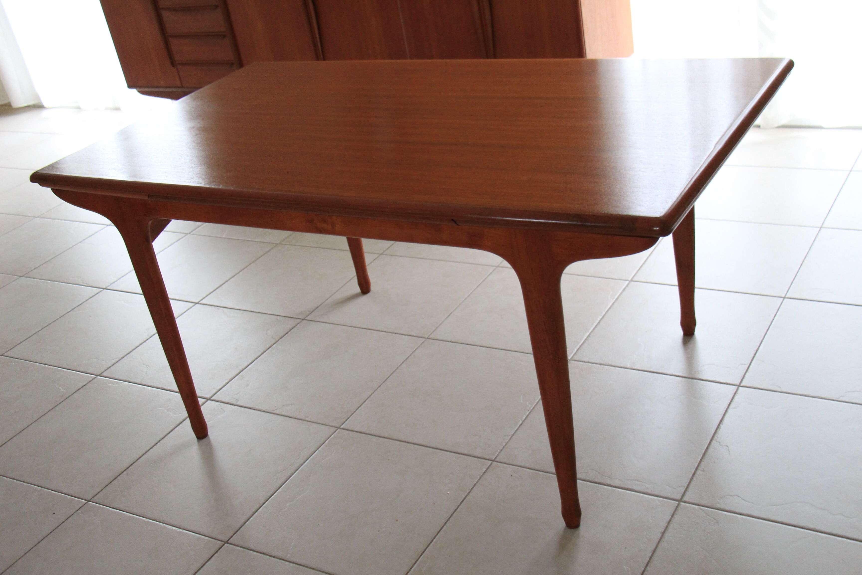 Table design scandinave en teck "meuble tv paris"