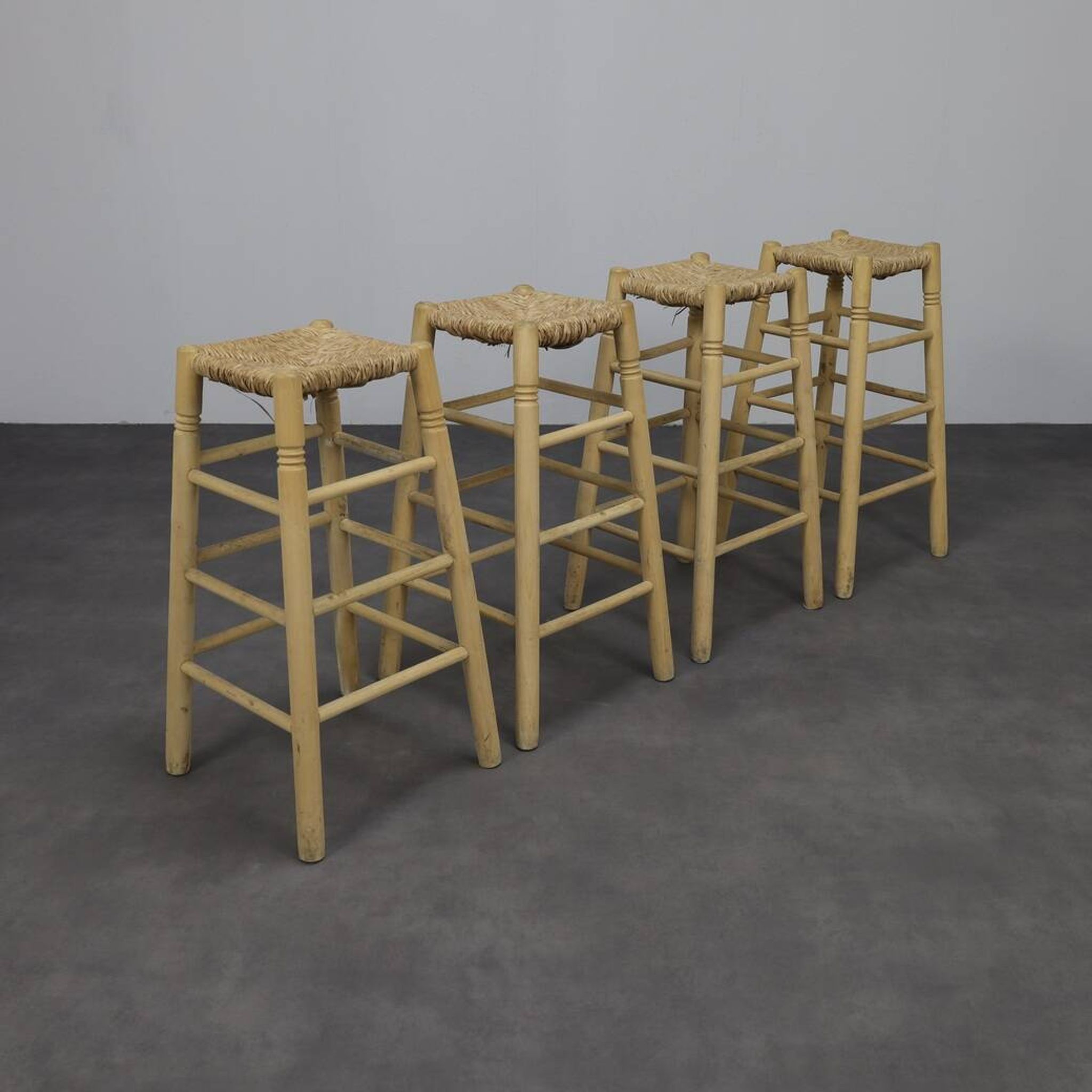 Ensemble de 4 tabourets de bar en bois et rotin, années 1970