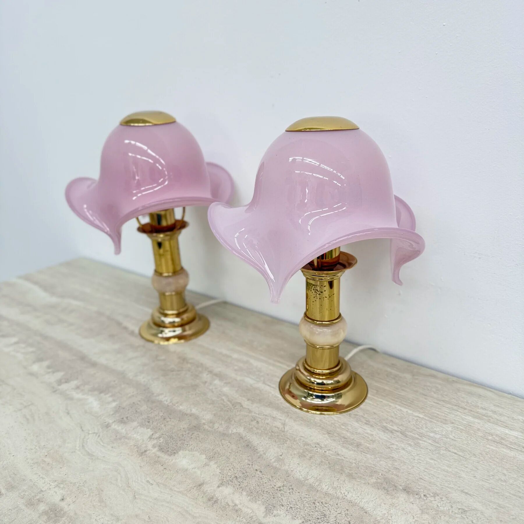 Ensemble de 2 lampes de table en verre de Murano rose avec des détails en albâtre, années 1970.